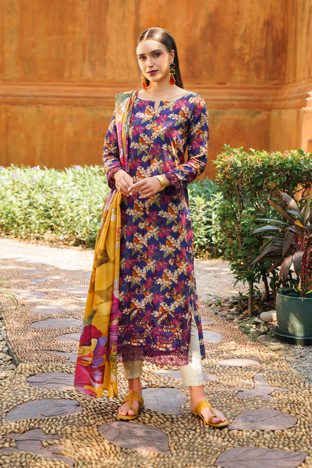 UE-233 Printed Lawn - Iznik Main image