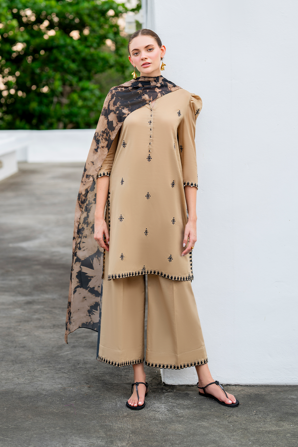 UE-483 Embroidered Lawn Main image