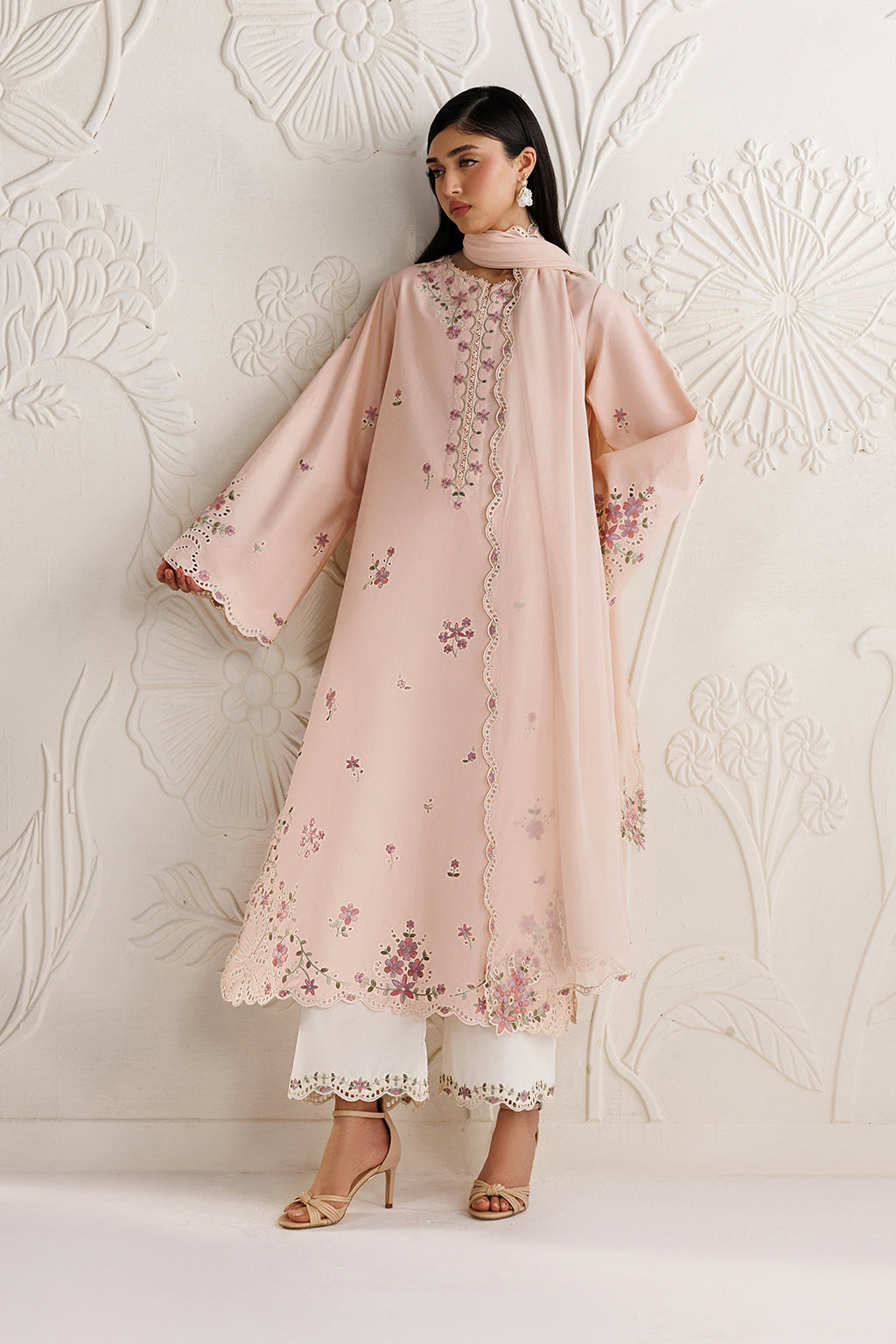 UE-689 Embroidered Lawn Main image