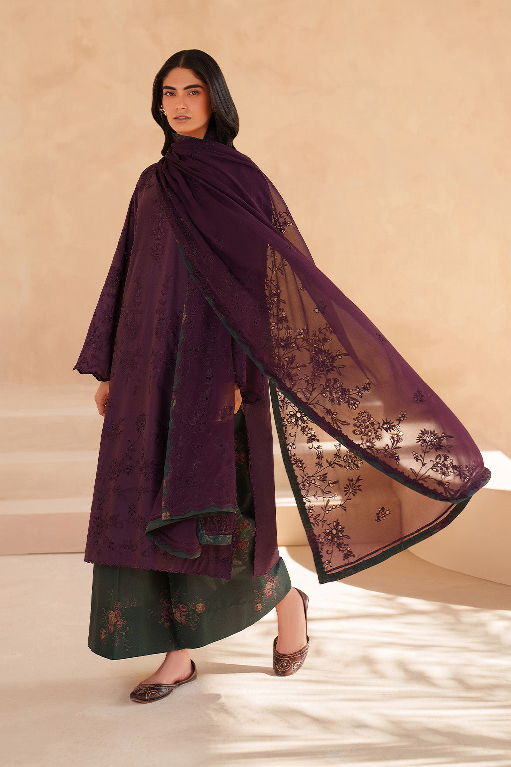 UE-602 Embroidered Lawn - Iznik
