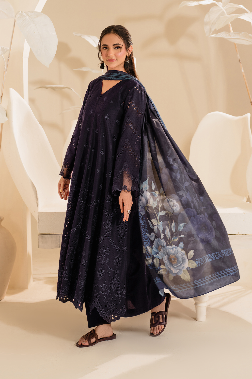 UE-427 Embroidered Textured Lawn - Iznik