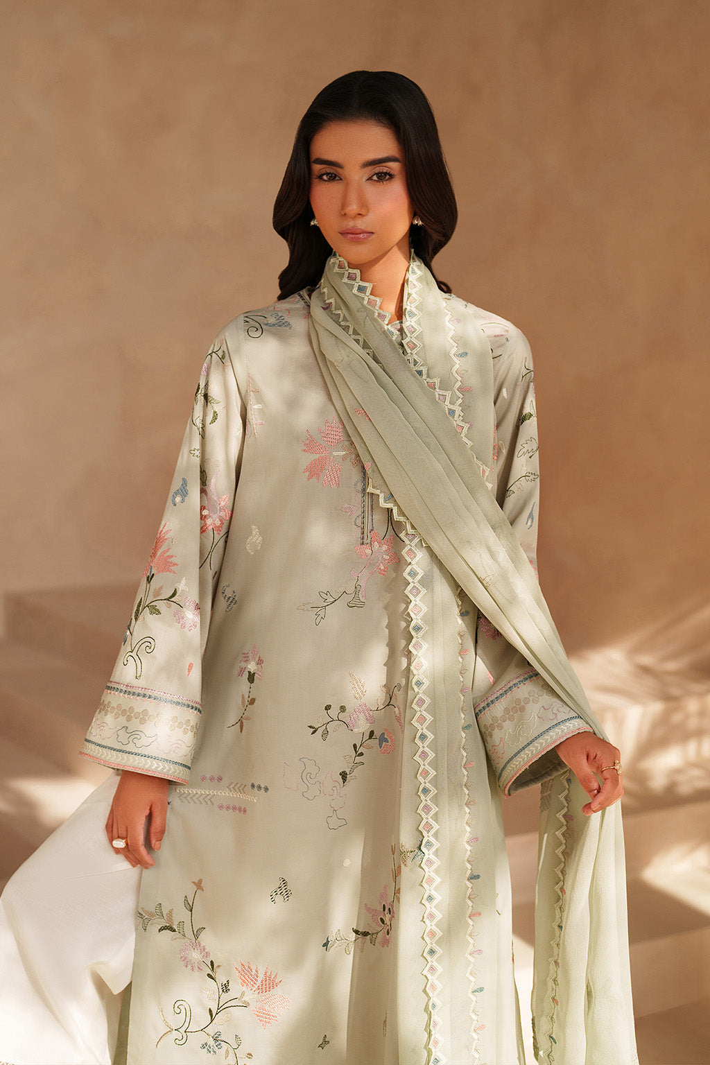 UE-597 Embroidered Lawn - Iznik