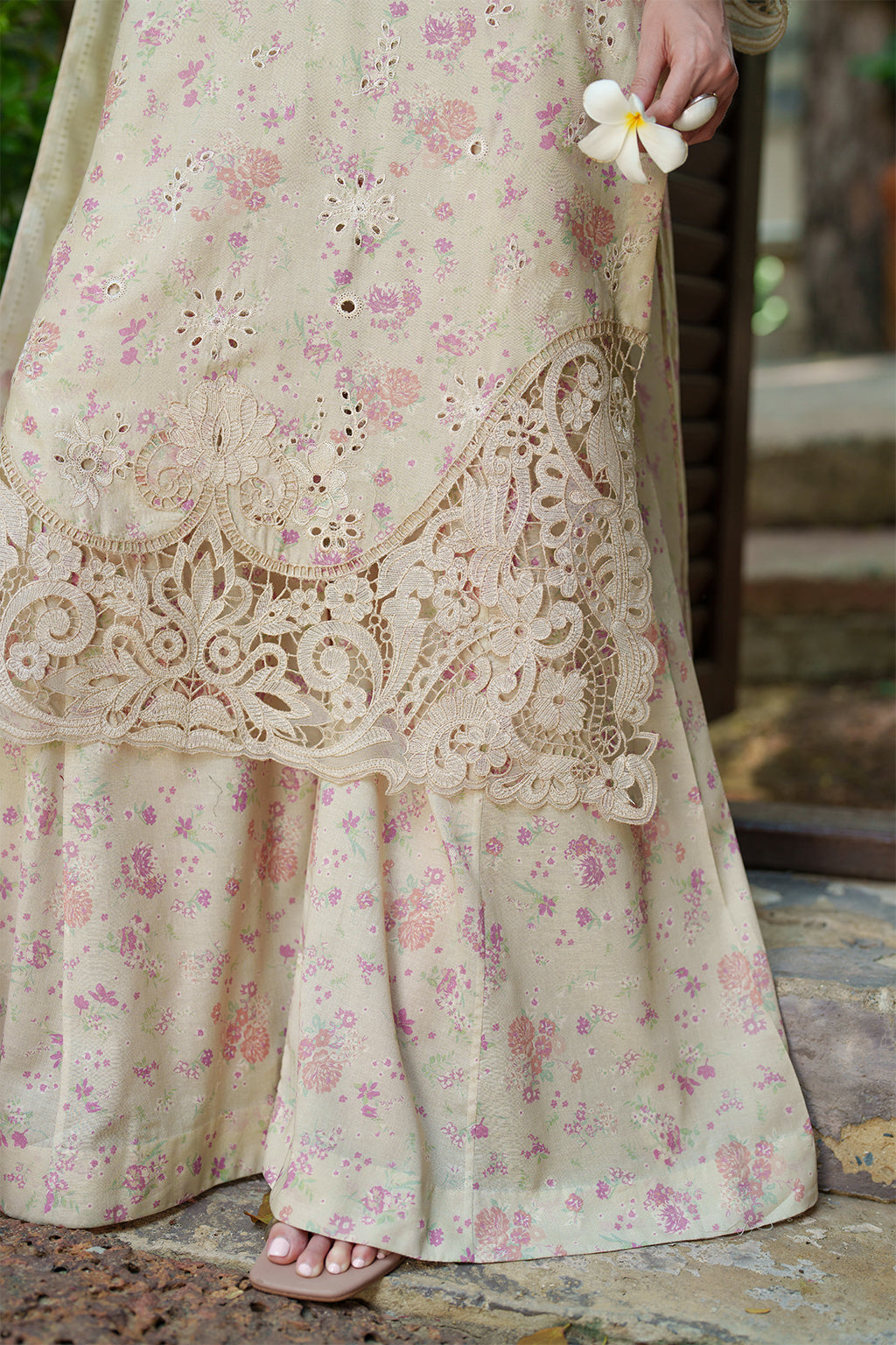 UE-503 Embroidered  Lawn - Iznik Global