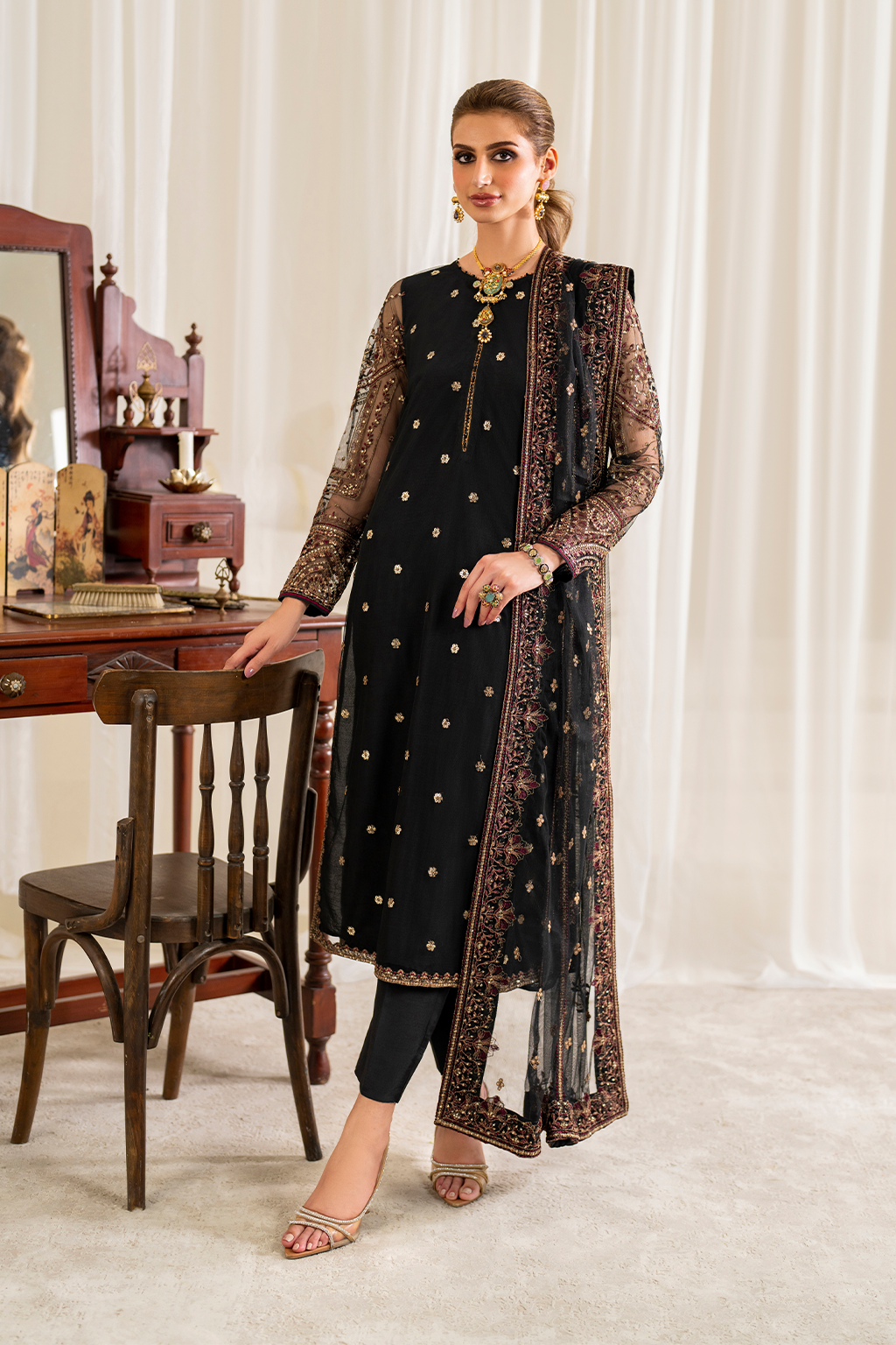 UE-288 Embroidered Net - Iznik Main image