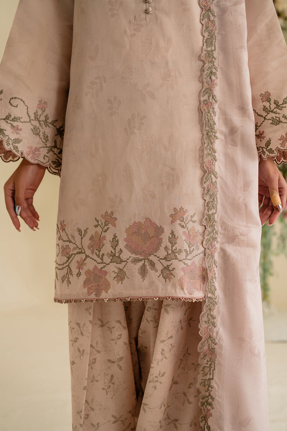 UE-424 Embroidered Textured Lawn - Iznik
