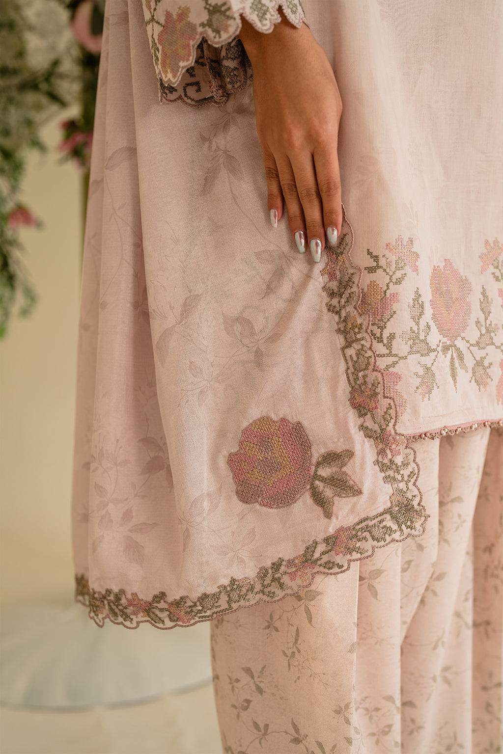 UE-424 Embroidered Textured Lawn - Iznik