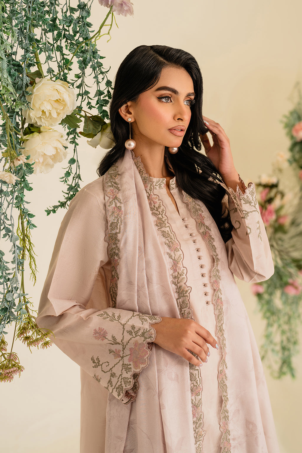 UE-424 Embroidered Textured Lawn - Iznik