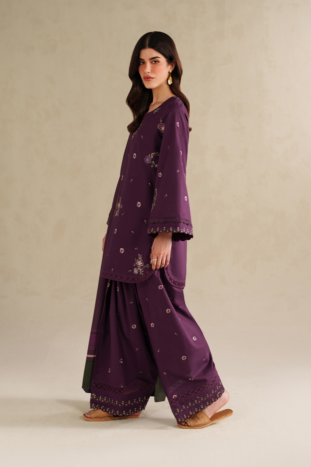 UE-576 Embroidered Khaddar - Iznik