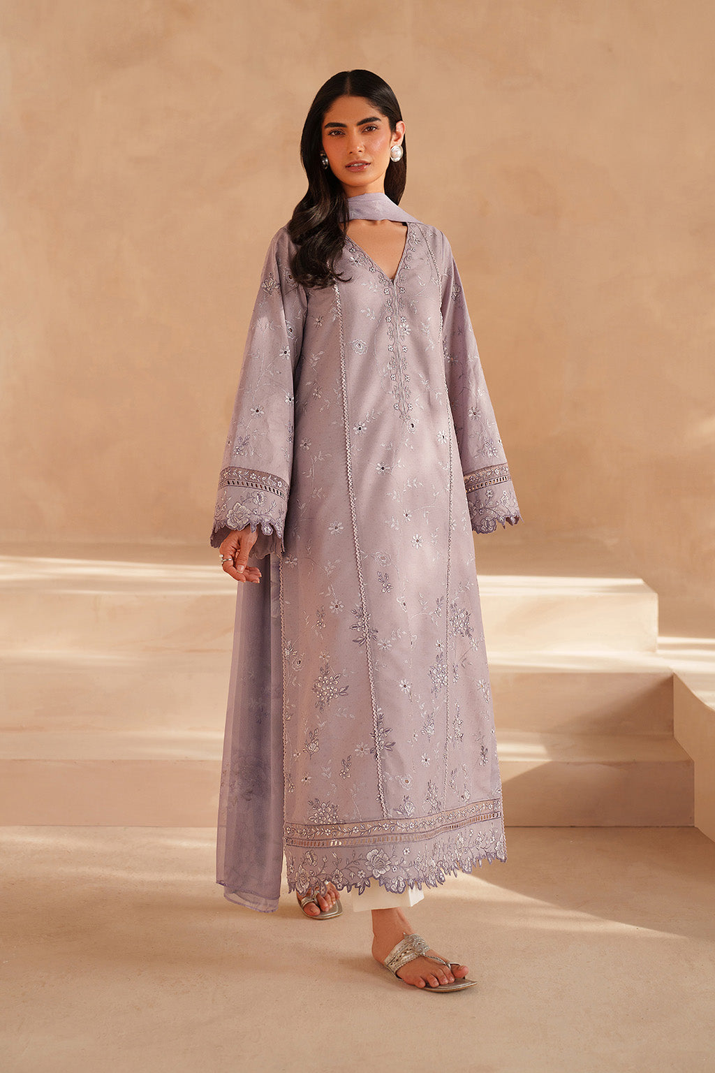 UE-601 Embroidered Lawn - Iznik