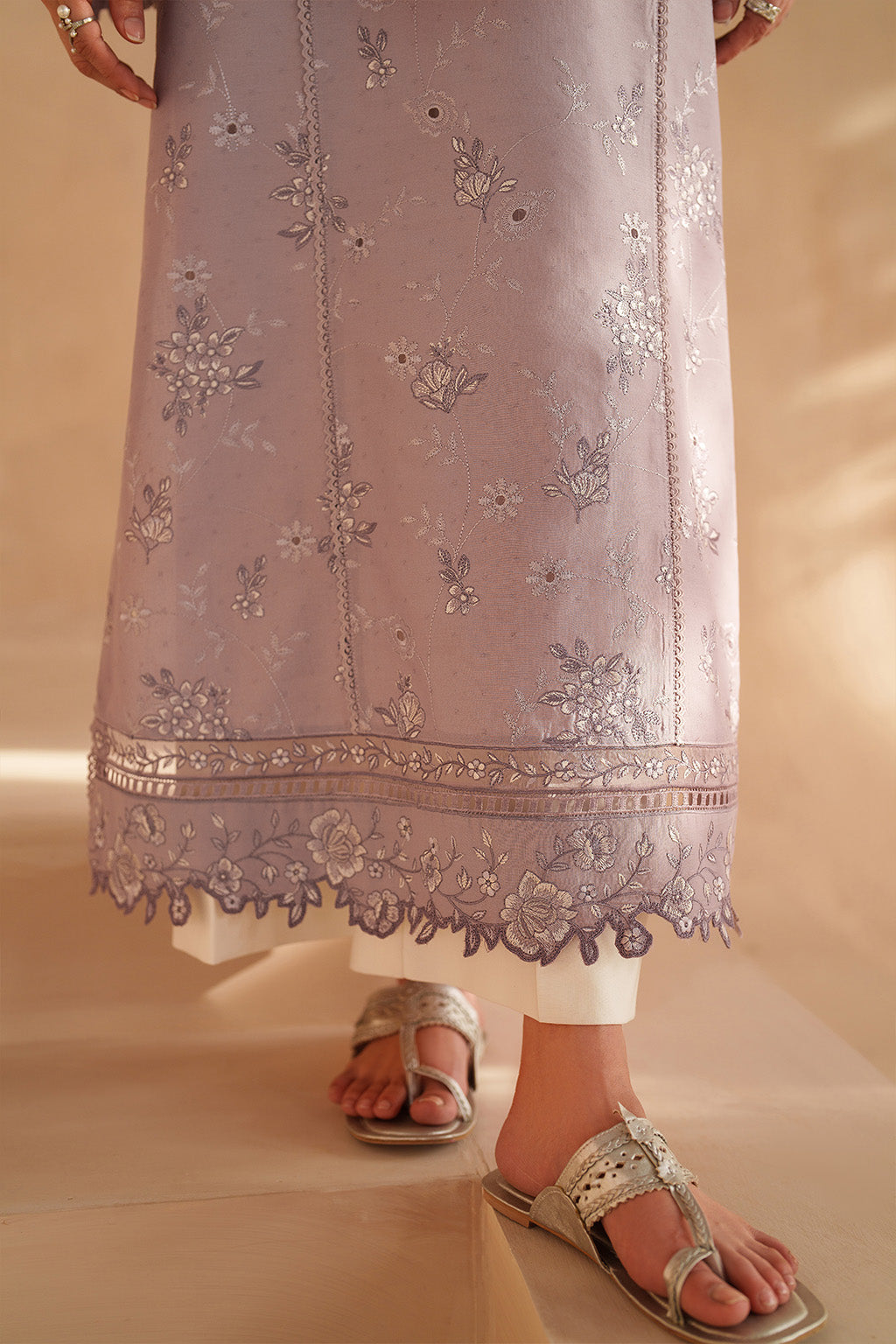 UE-601 Embroidered Lawn - Iznik