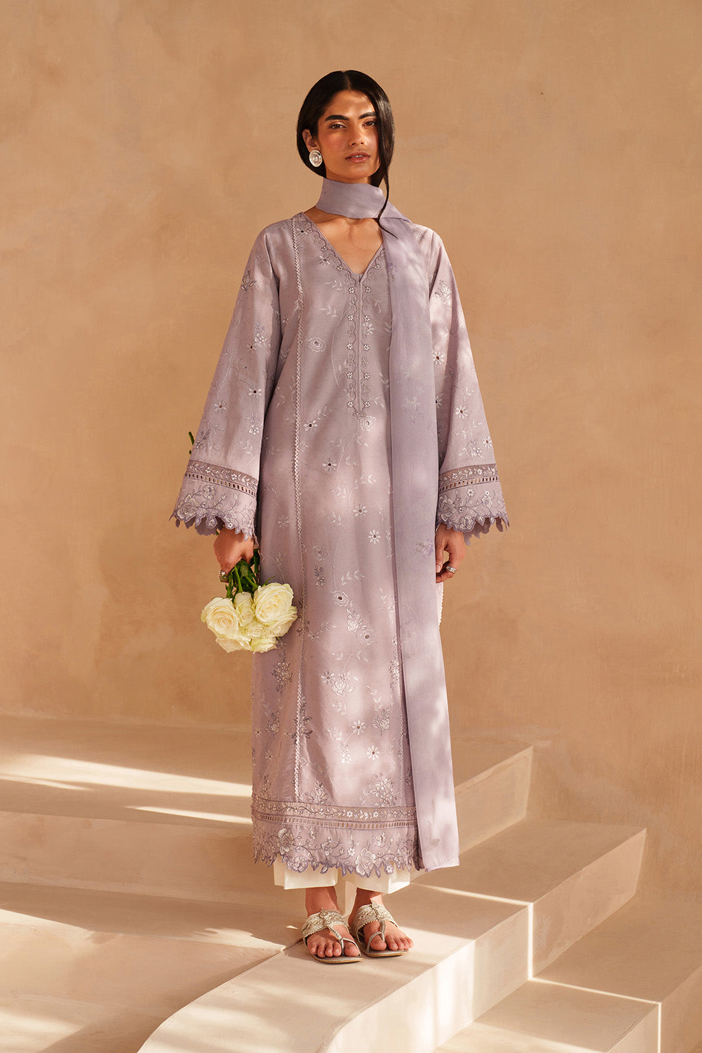 UE-601 Embroidered Lawn - Iznik
