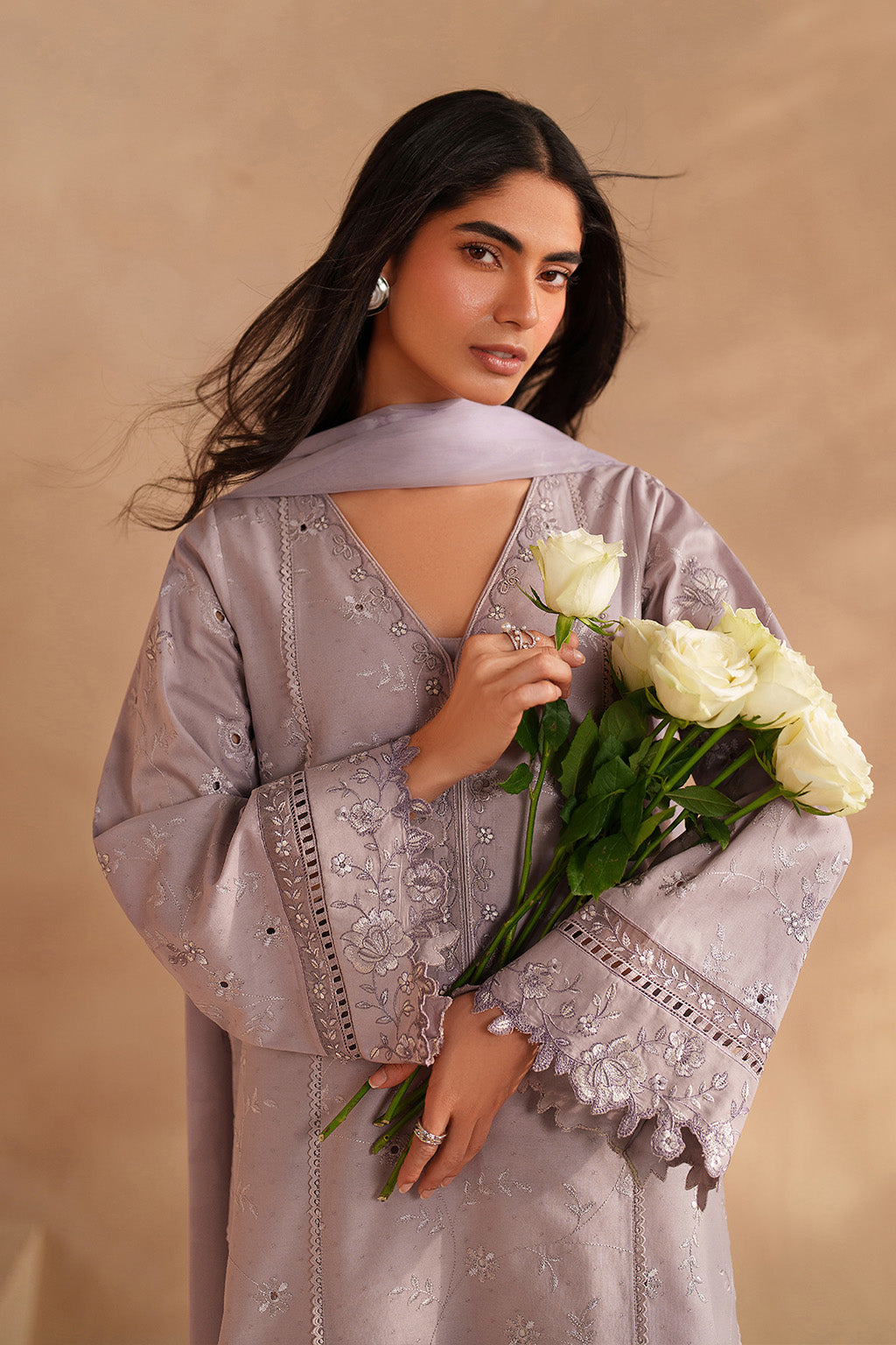 UE-601 Embroidered Lawn - Iznik
