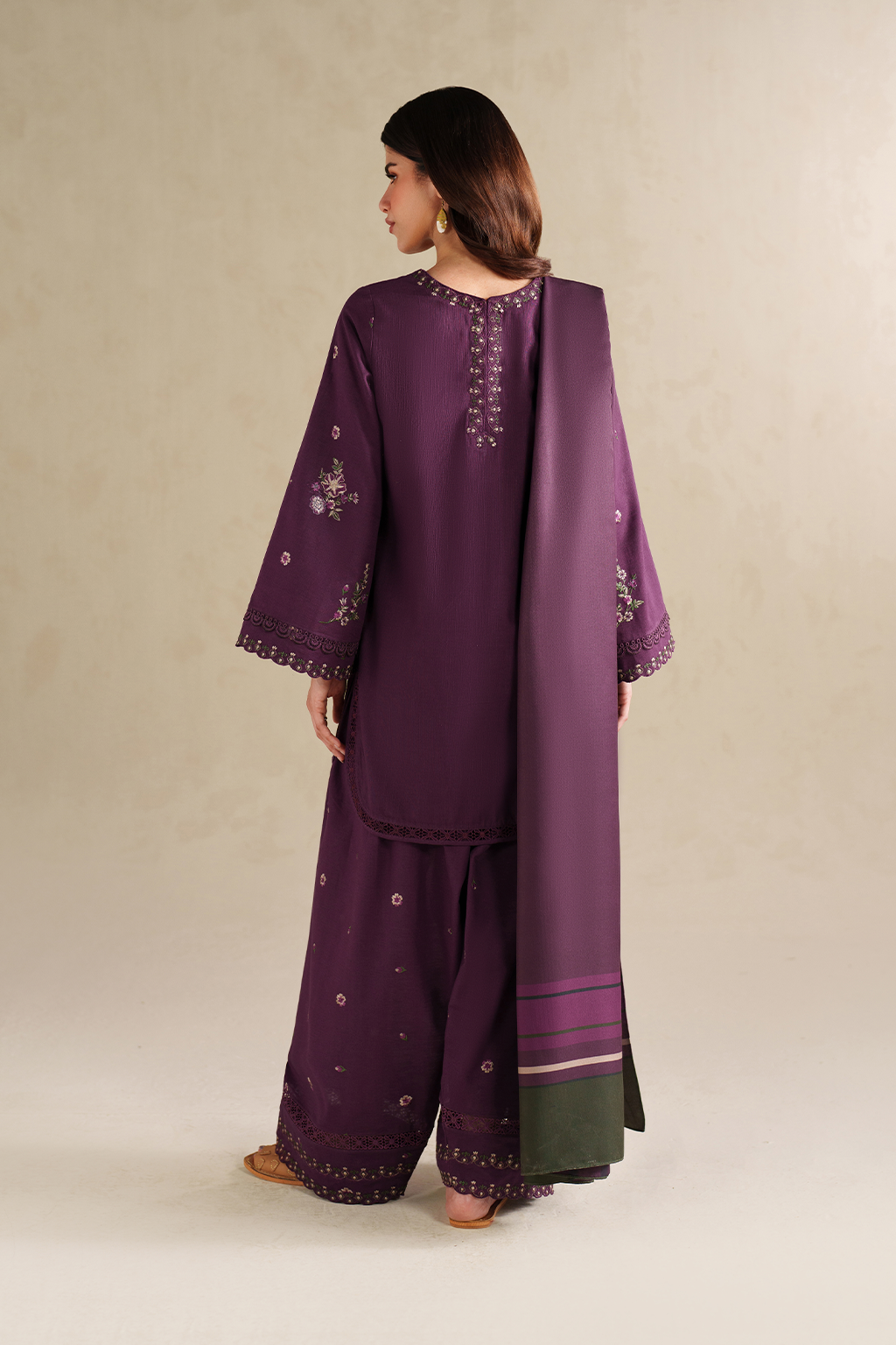UE-576 Embroidered Khaddar - Iznik
