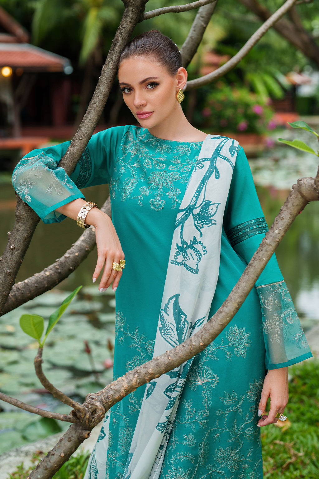 UE-513 Embroidered Lawn - Iznik