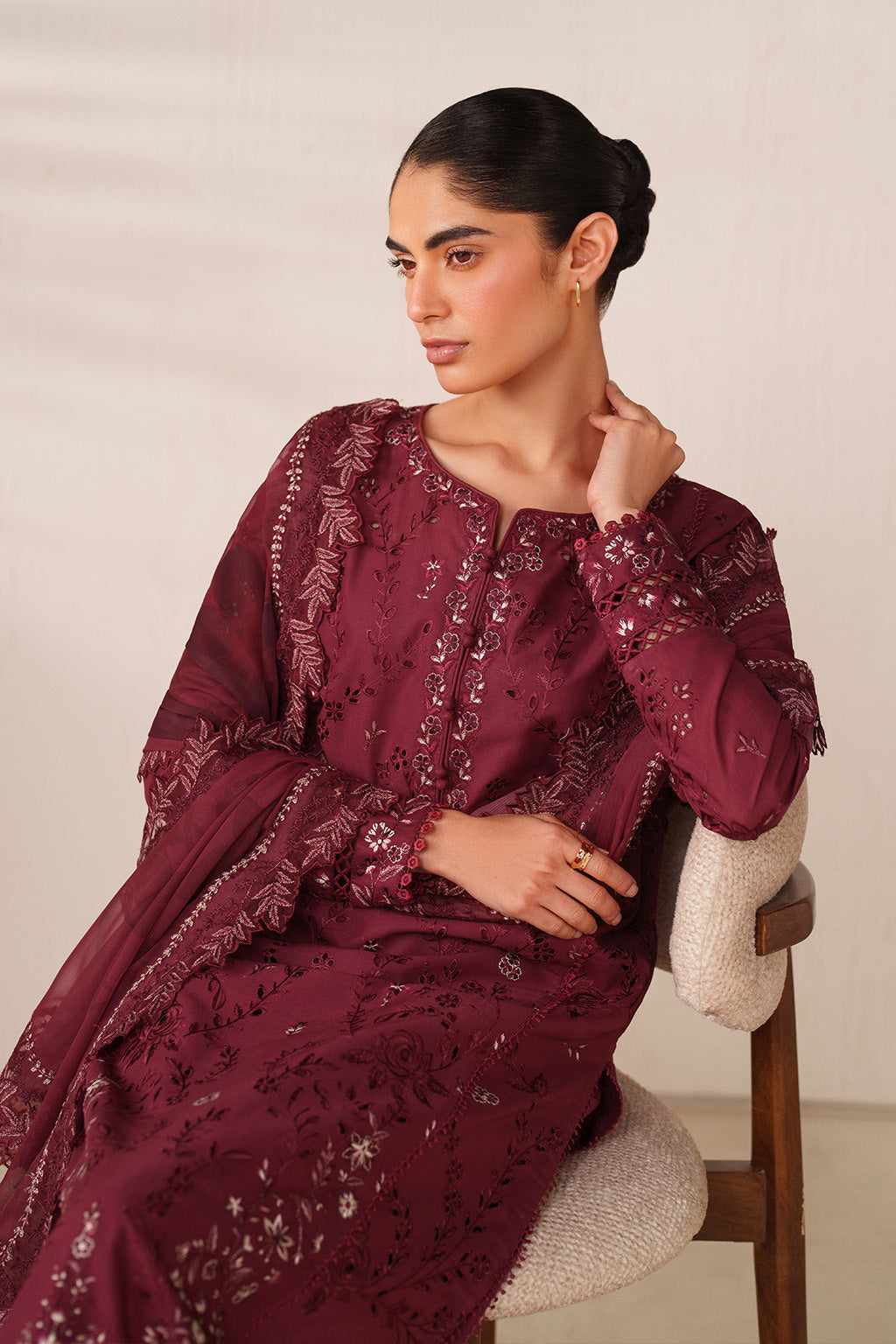 UE-609 Embroidered Lawn