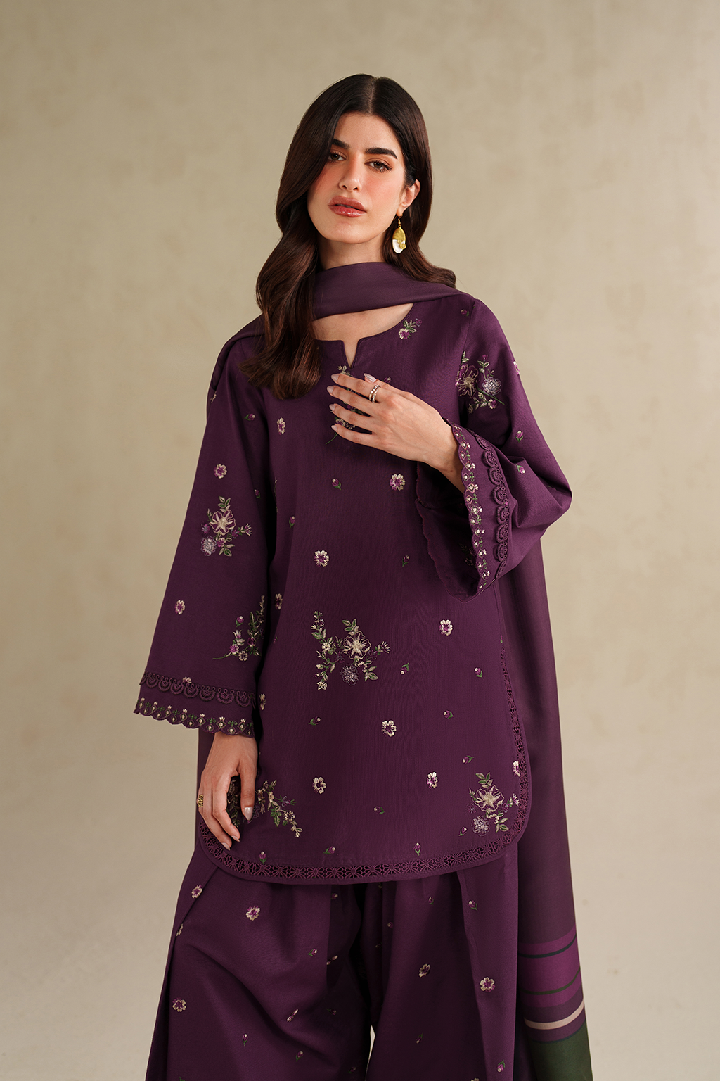 UE-576 Embroidered Khaddar - Iznik