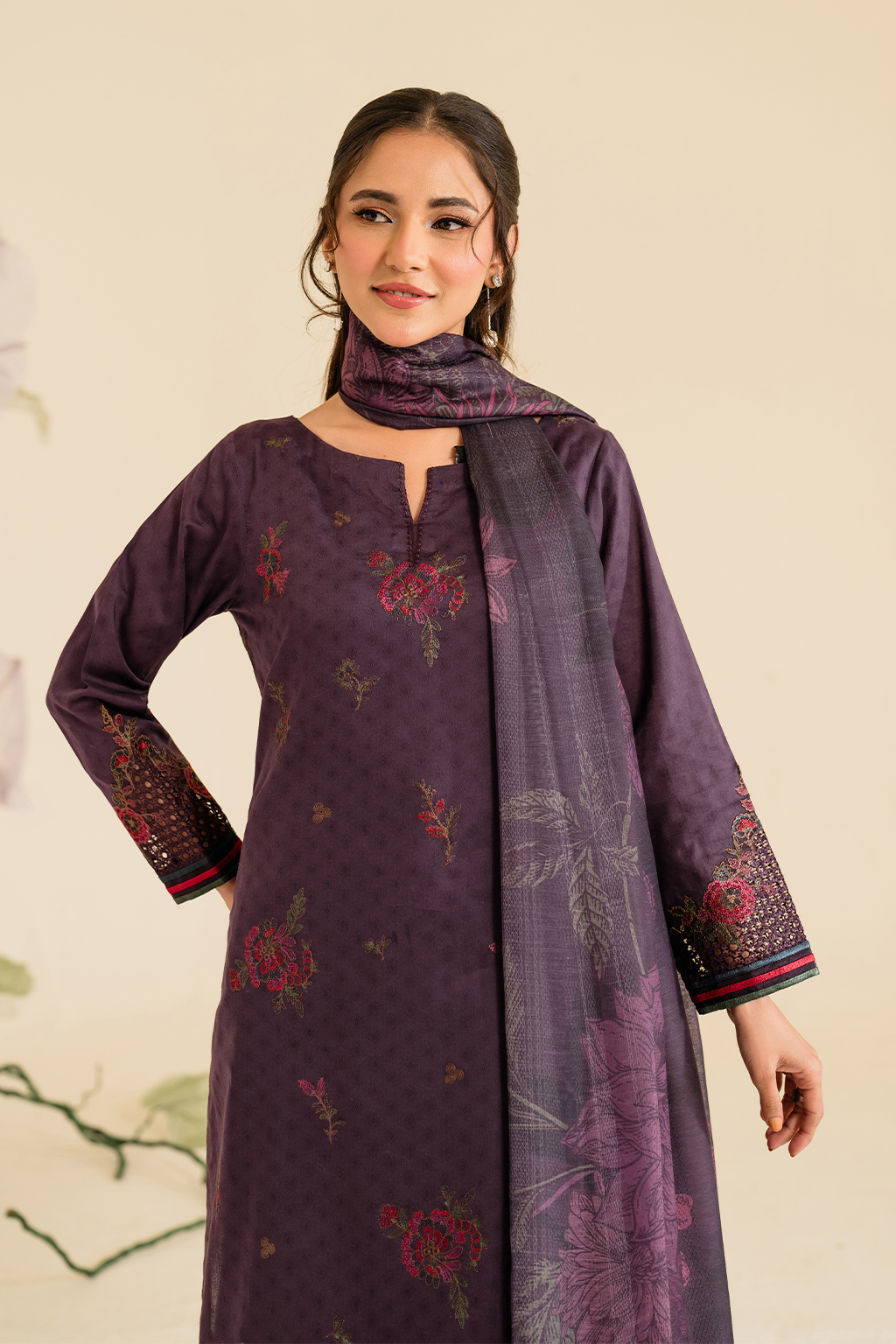 UE-426 Embroidered Textured Lawn - Iznik