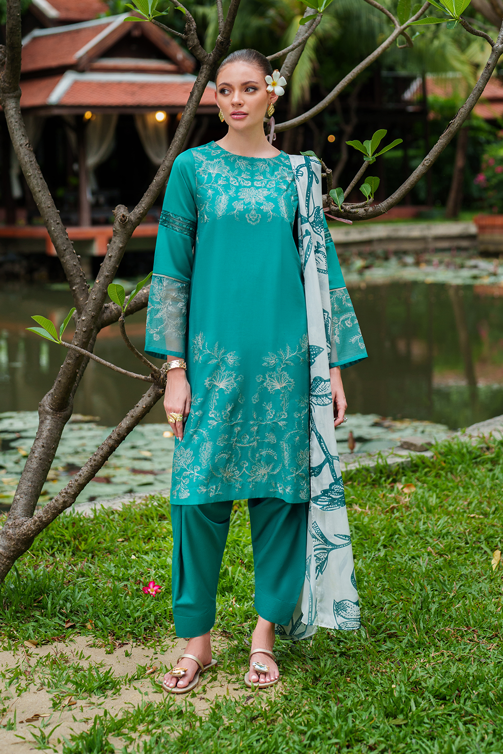 UE-513 Embroidered Lawn - Iznik