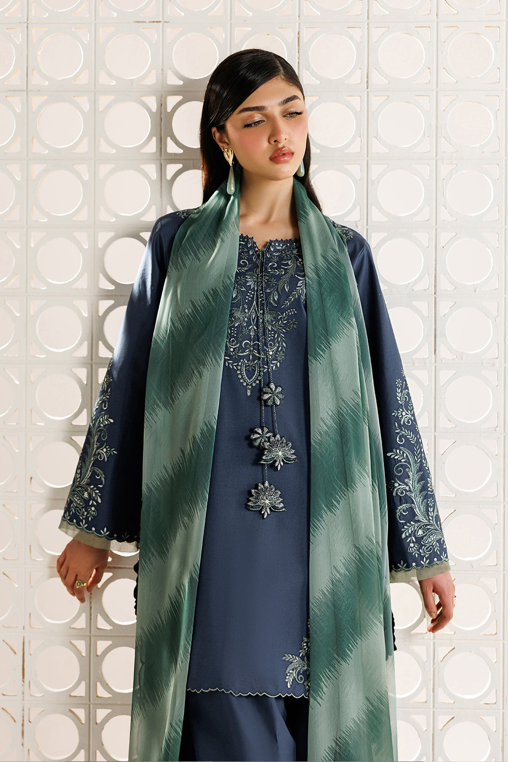 UE-685 Embroidered Lawn