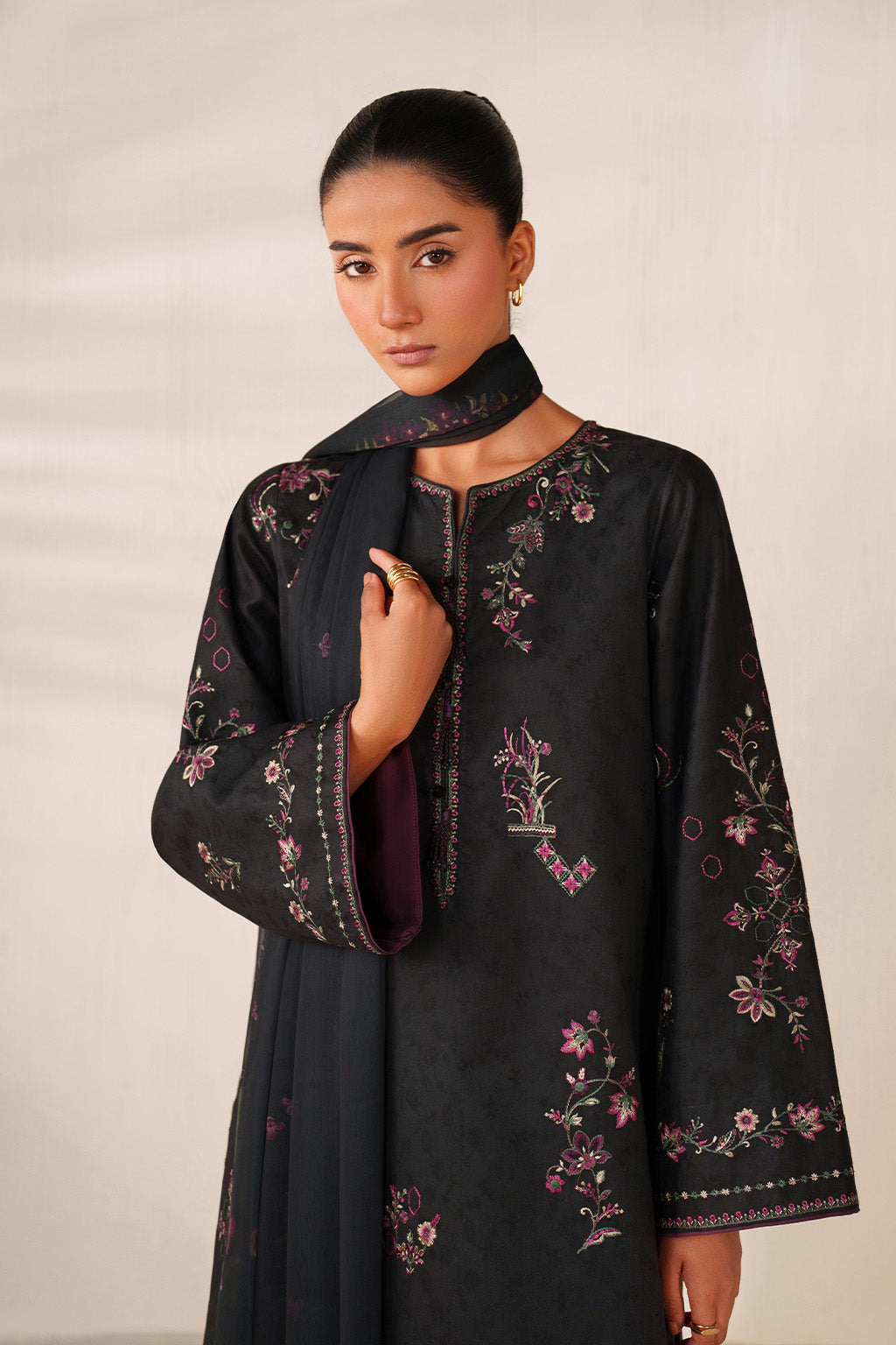 UE-595 Embroidered Lawn - Iznik
