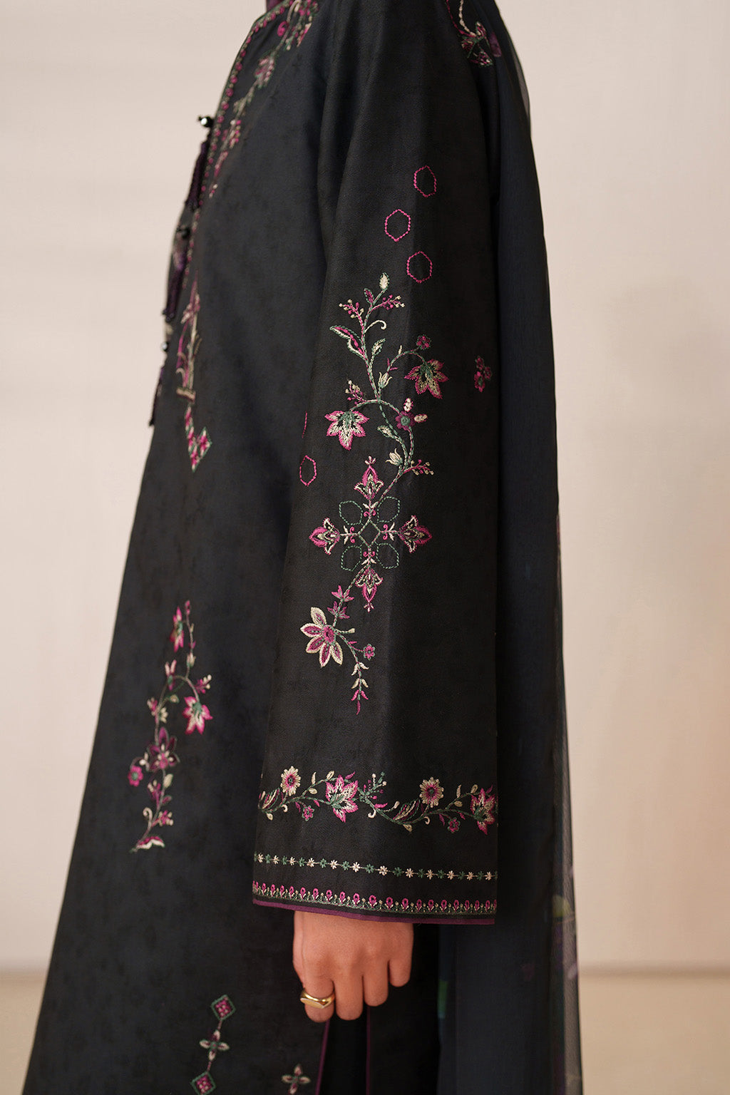 UE-595 Embroidered Lawn - Iznik