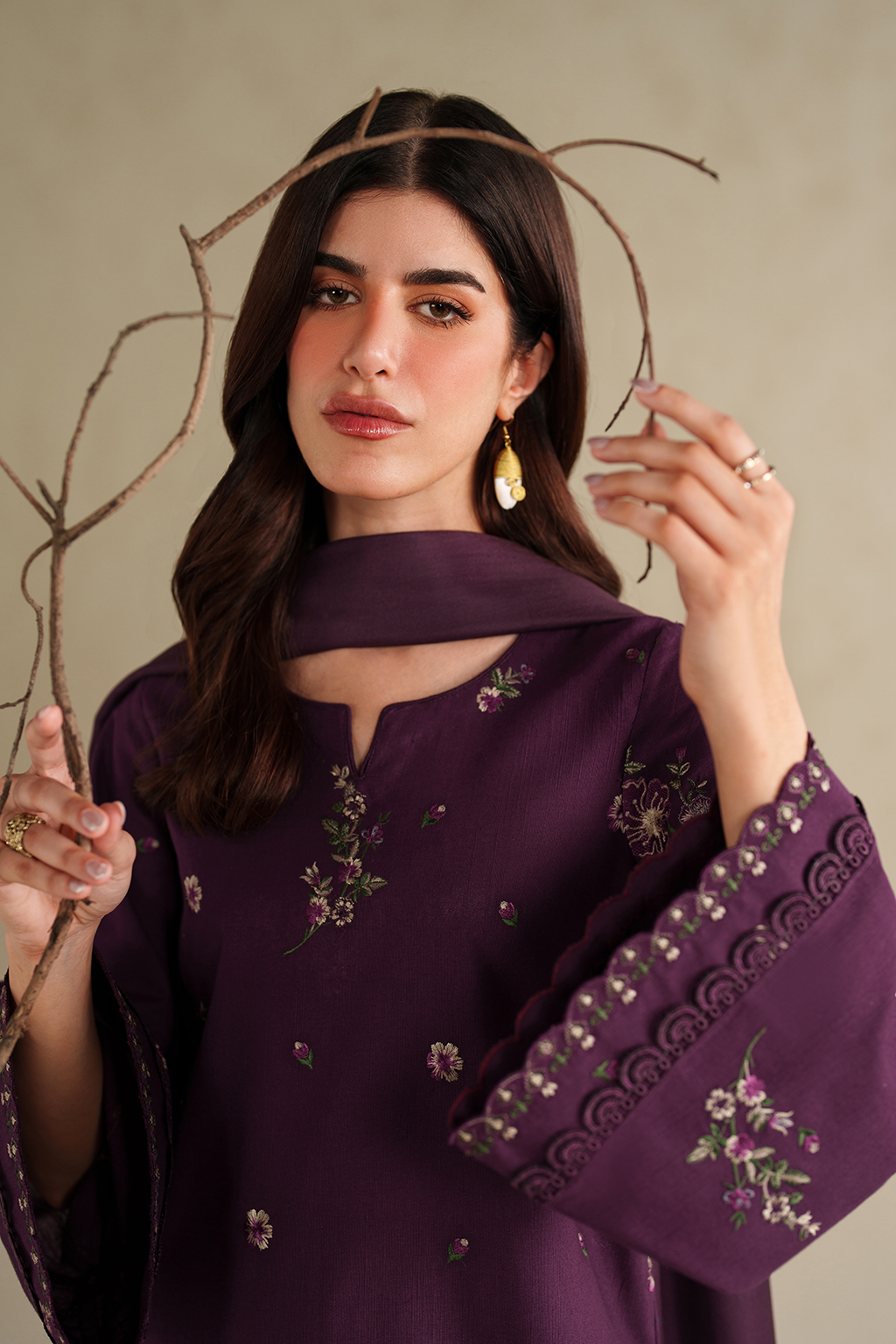 UE-576 Embroidered Khaddar - Iznik