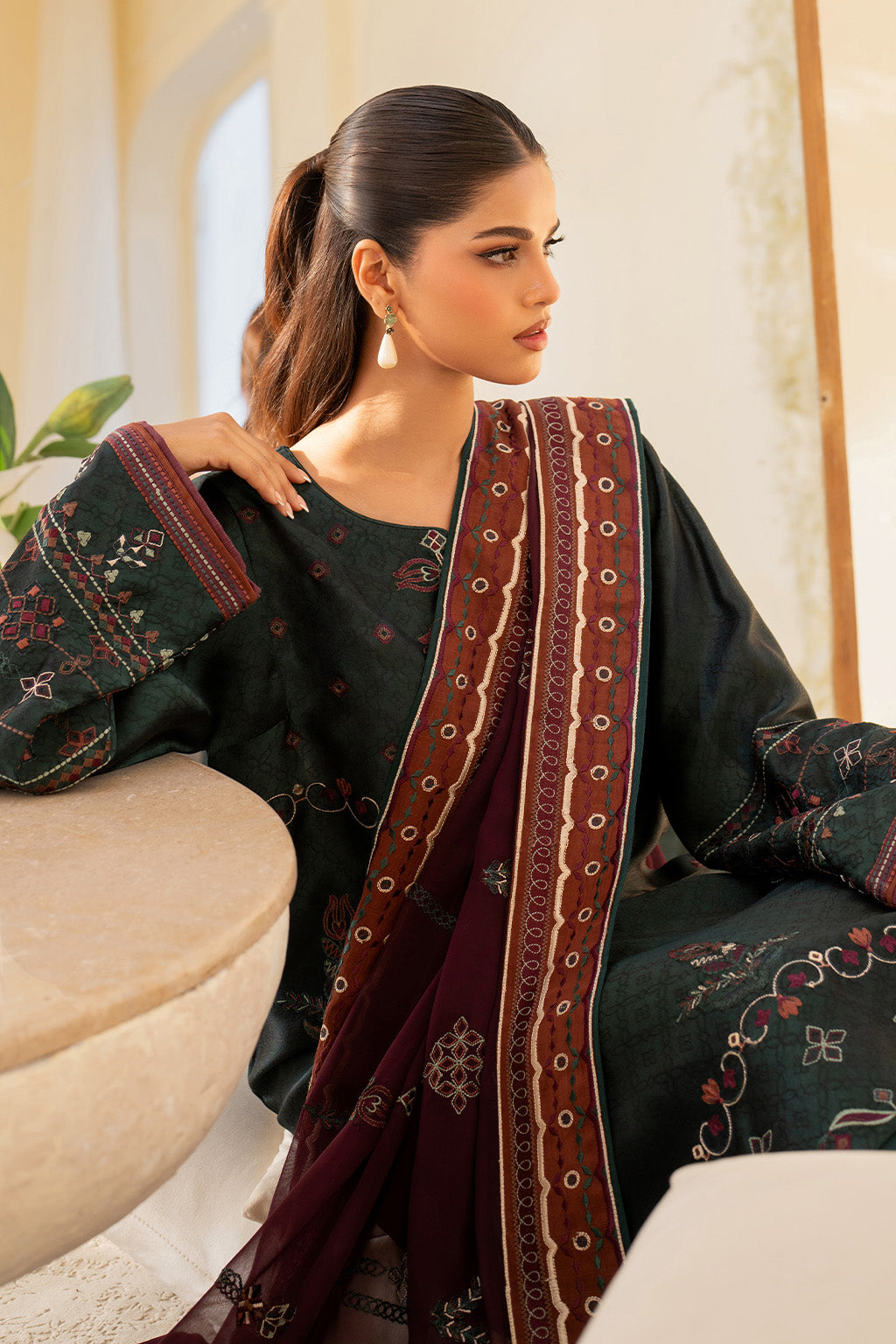 UE-435 Embroidered Pure Jacquard Silk - Iznik