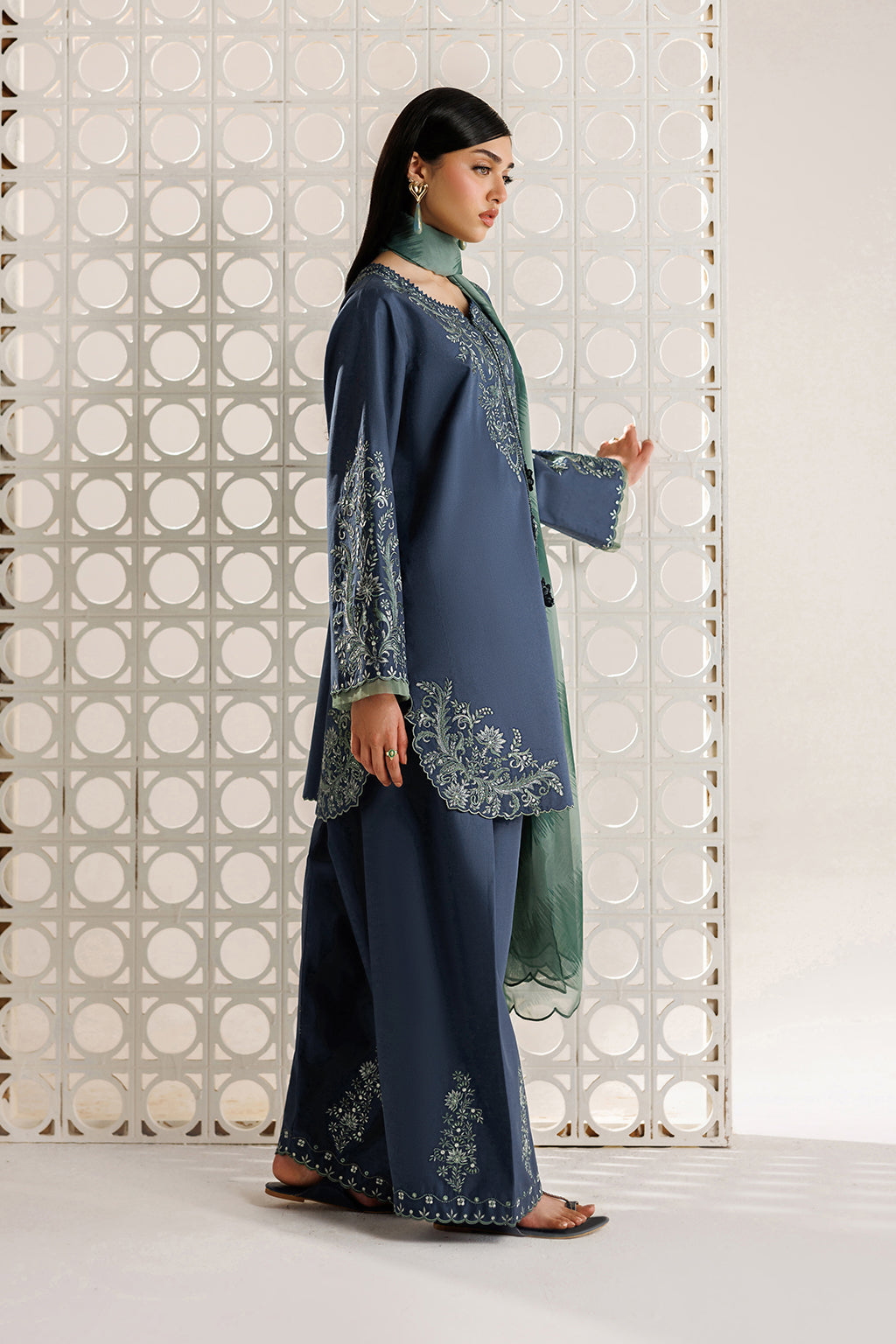 UE-685 Embroidered Lawn