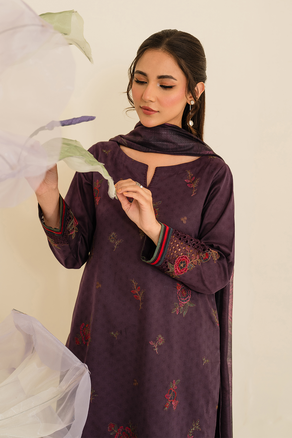 UE-426 Embroidered Textured Lawn - Iznik