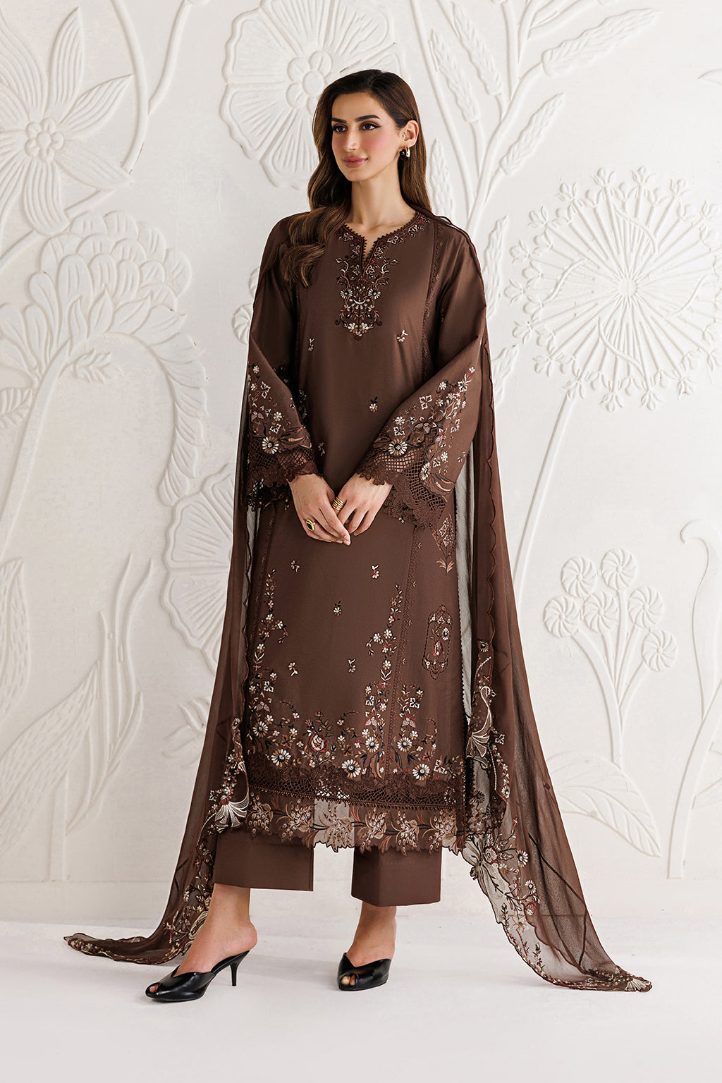 UE-686 Embroidered Lawn Main image