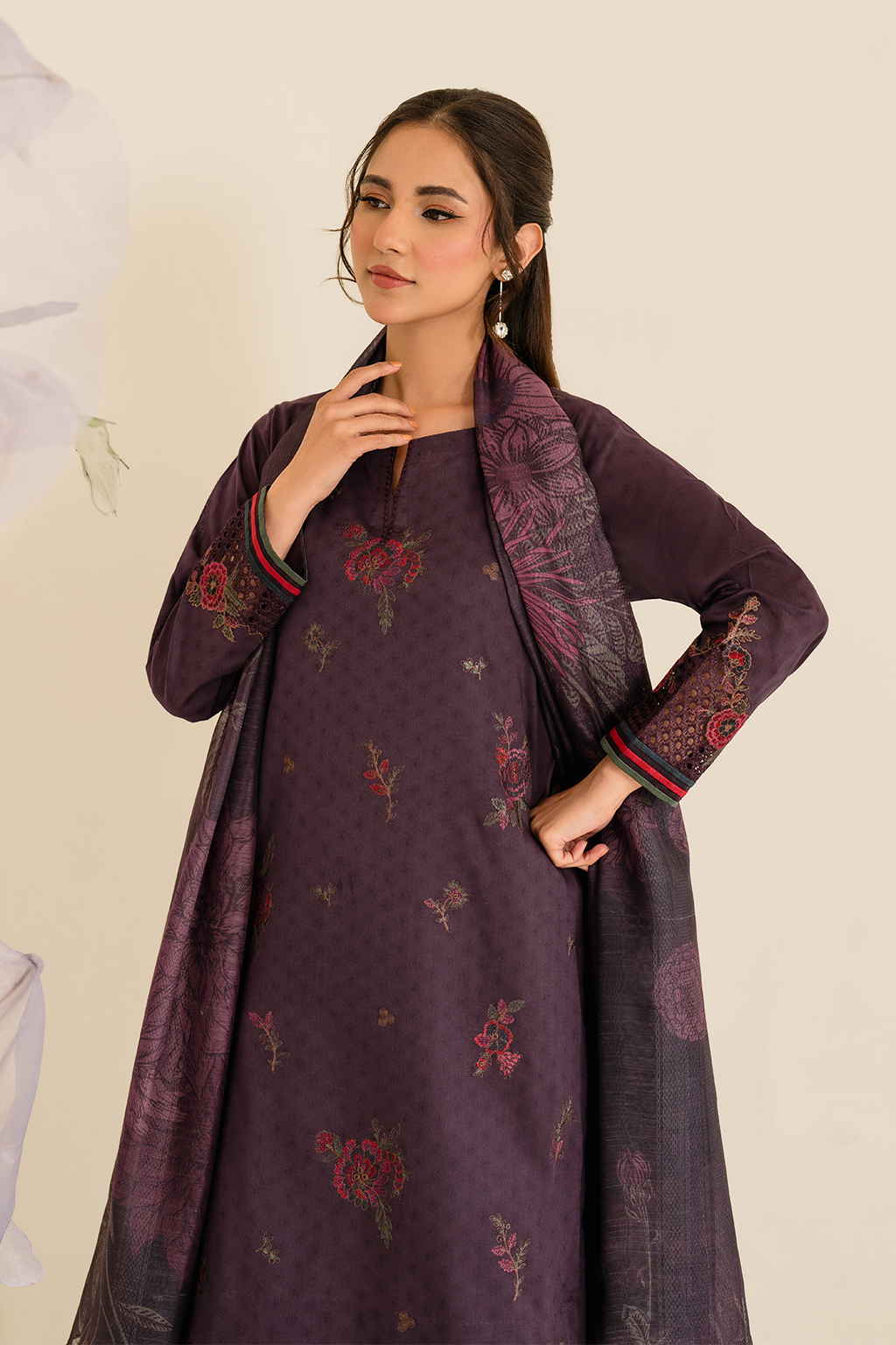 UE-426 Embroidered Textured Lawn - Iznik