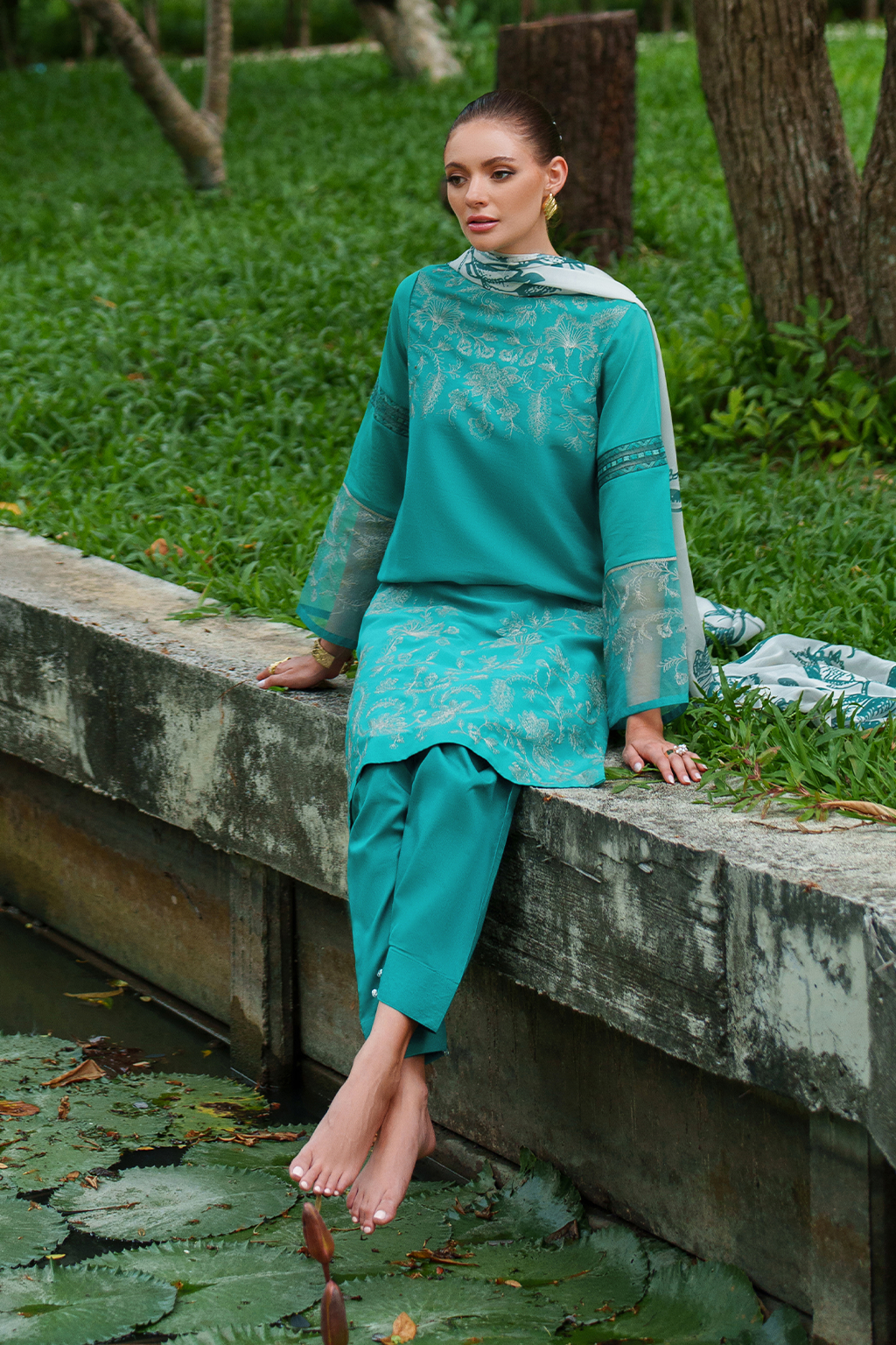 UE-513 Embroidered Lawn - Iznik