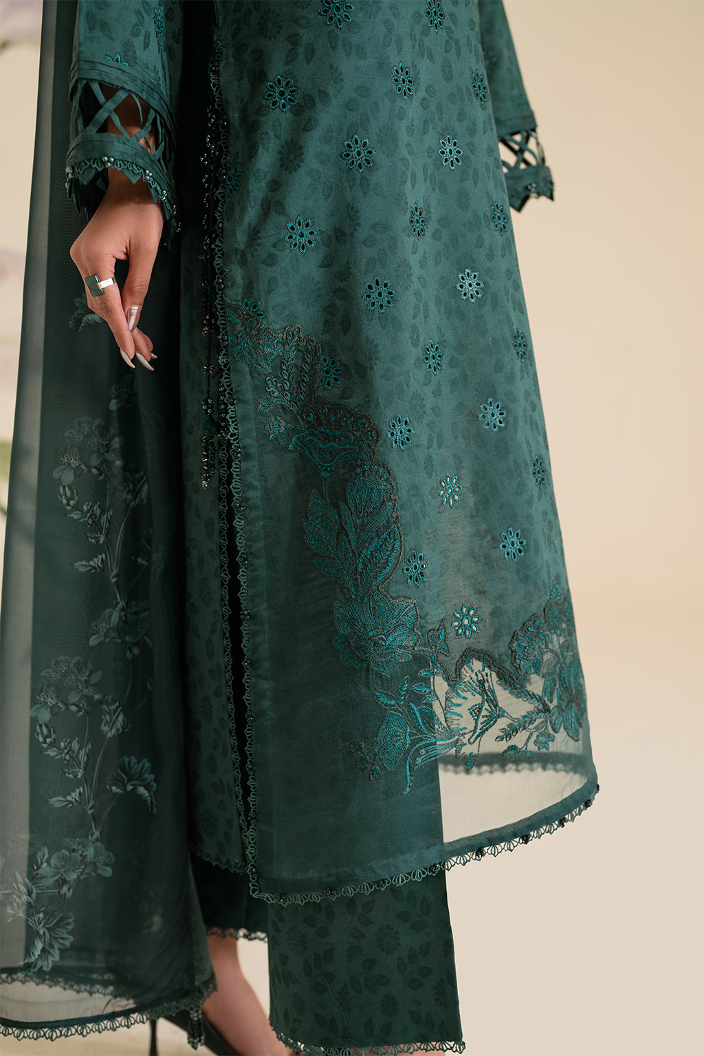 UE-429 Embroidered Textured Lawn - Iznik