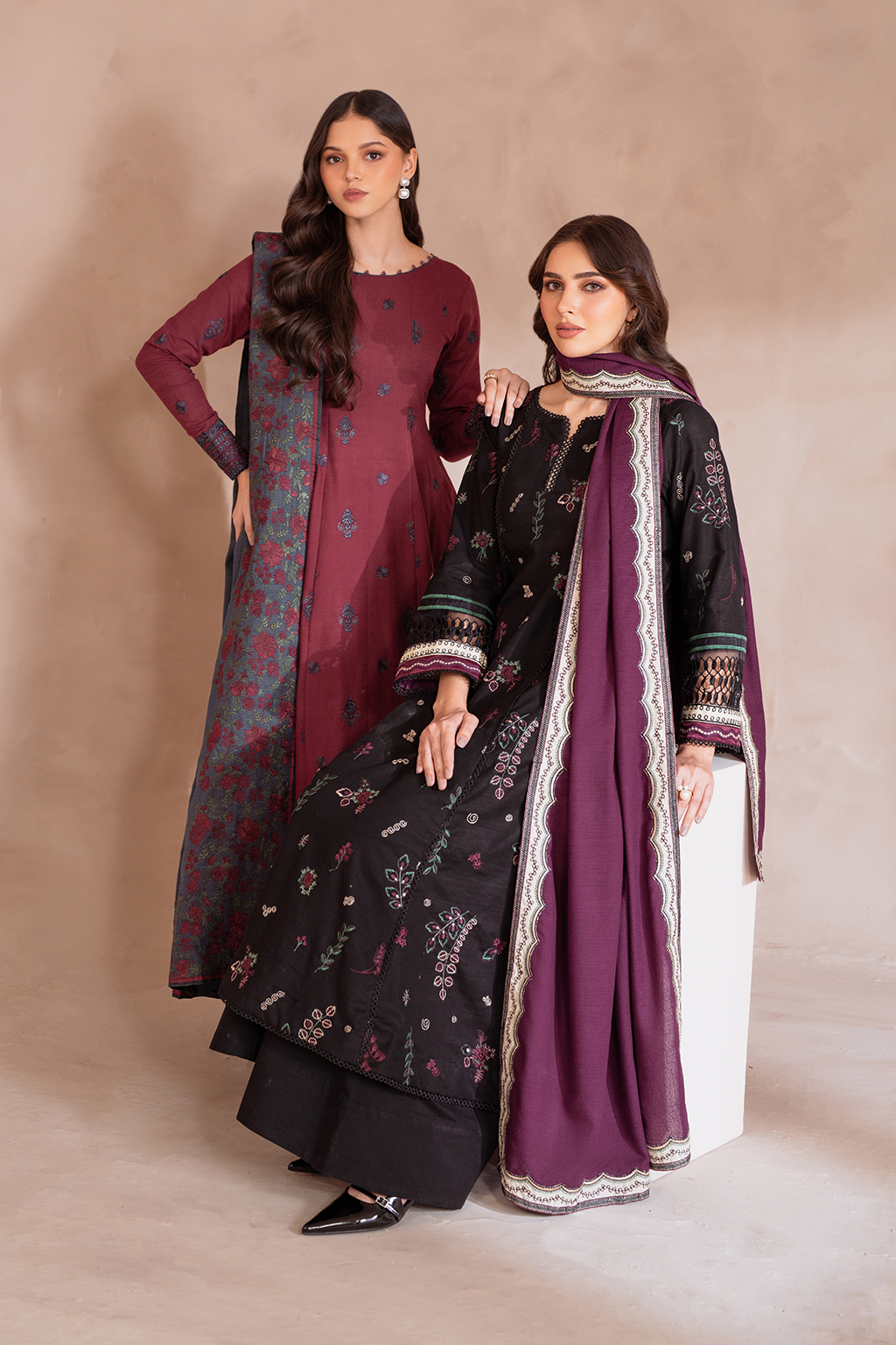 UE-372 Embroidered Khaddar - Iznik
