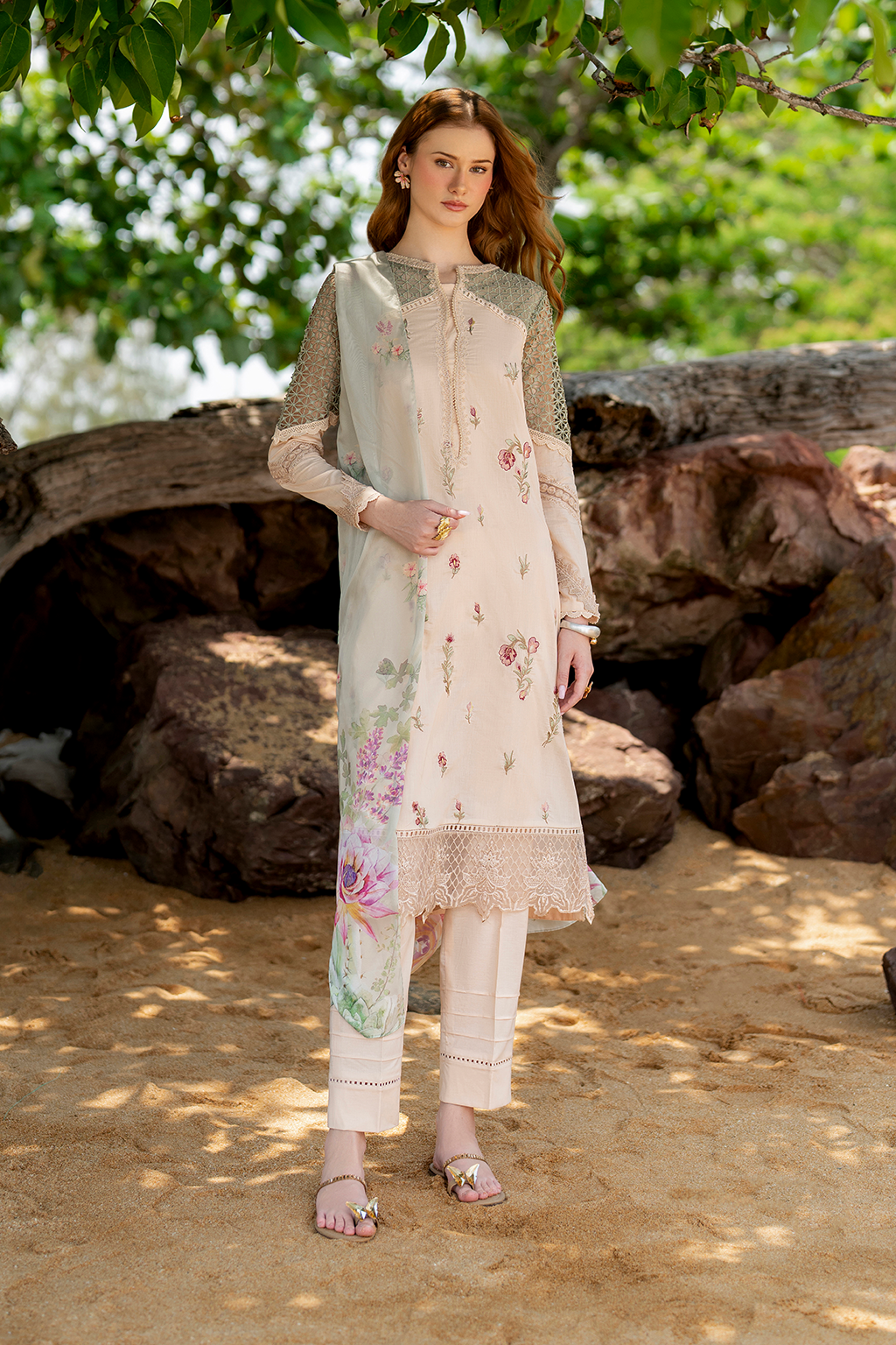 UE-518 Embroidered Lawn - Iznik