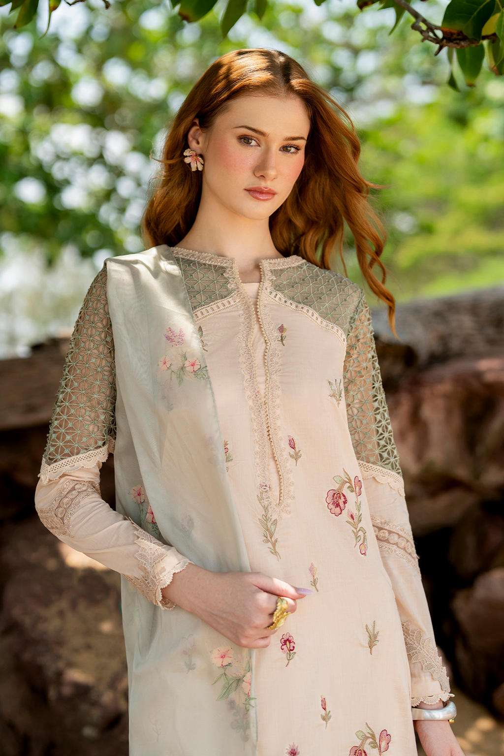 UE-518 Embroidered Lawn - Iznik