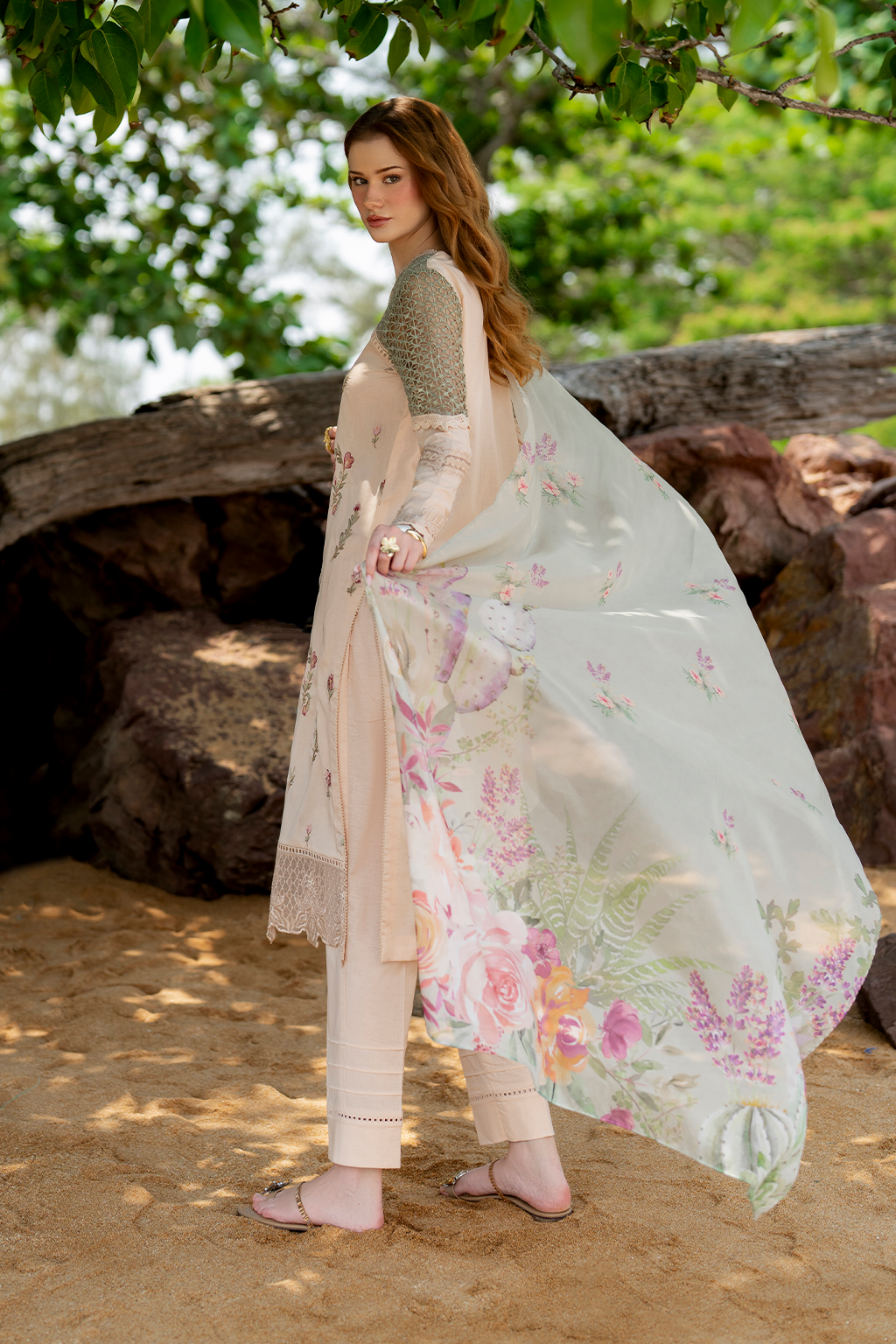 UE-518 Embroidered Lawn - Iznik