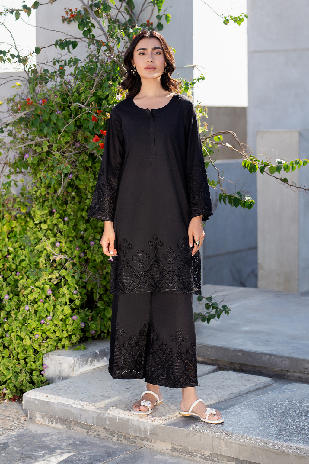 IP-270 Embroidered Lawn - Iznik