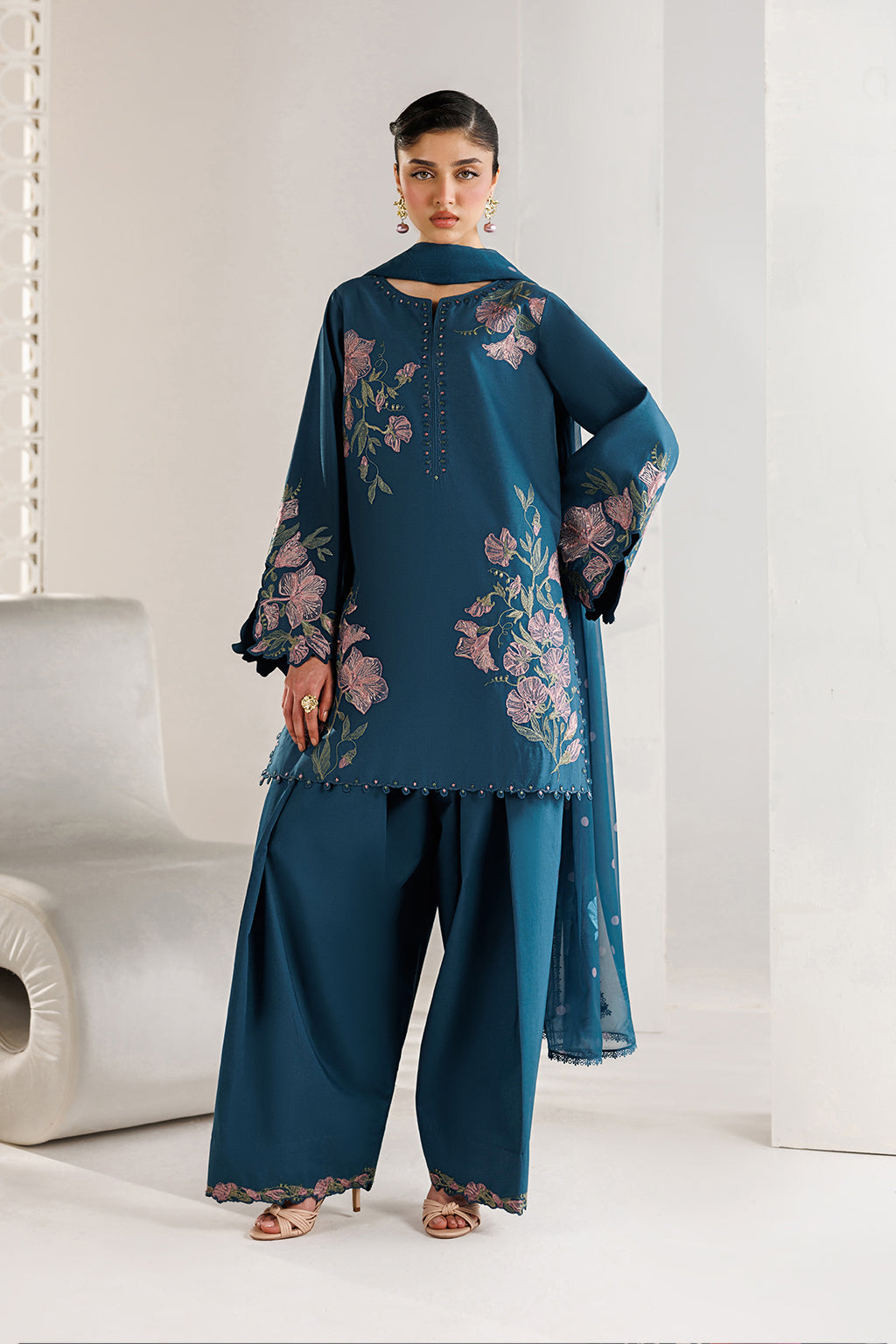 UE-690 Embroidered Lawn Main image