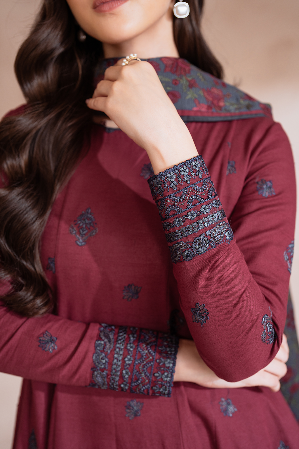 UE-372 Embroidered Khaddar - Iznik