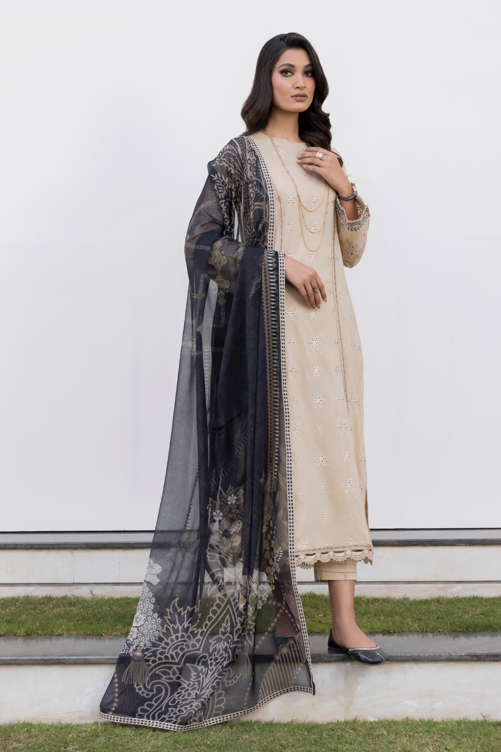 UE-100 - Walnut Cream - Iznik