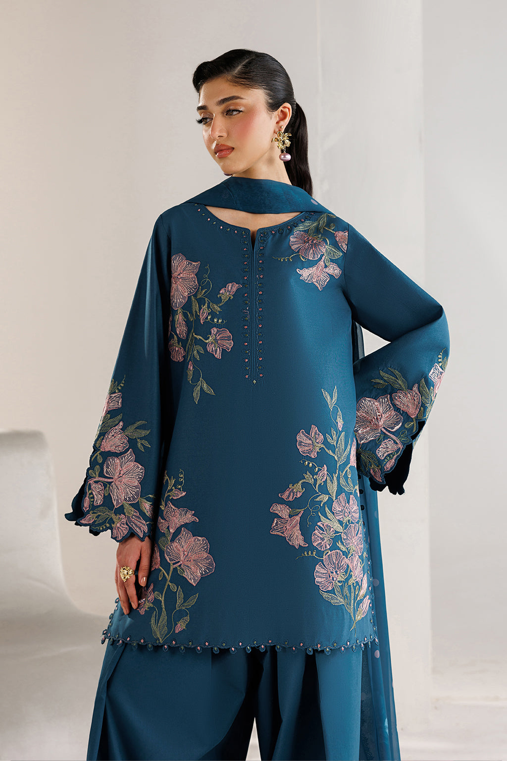 UE-690 Embroidered Lawn Secondary image