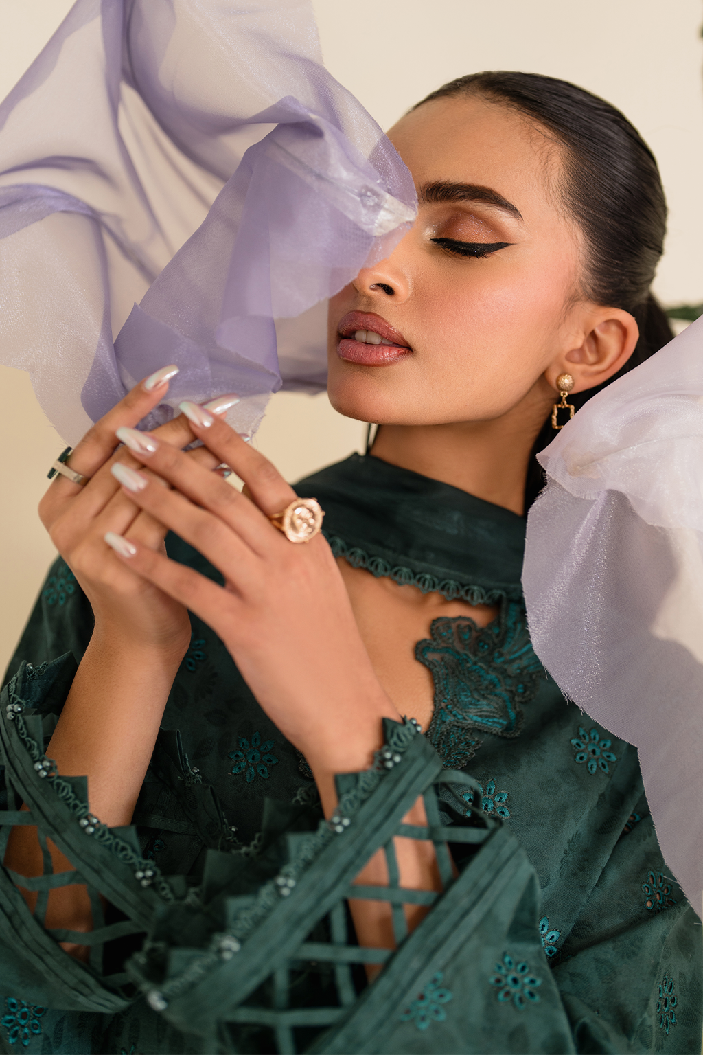 UE-429 Embroidered Textured Lawn - Iznik