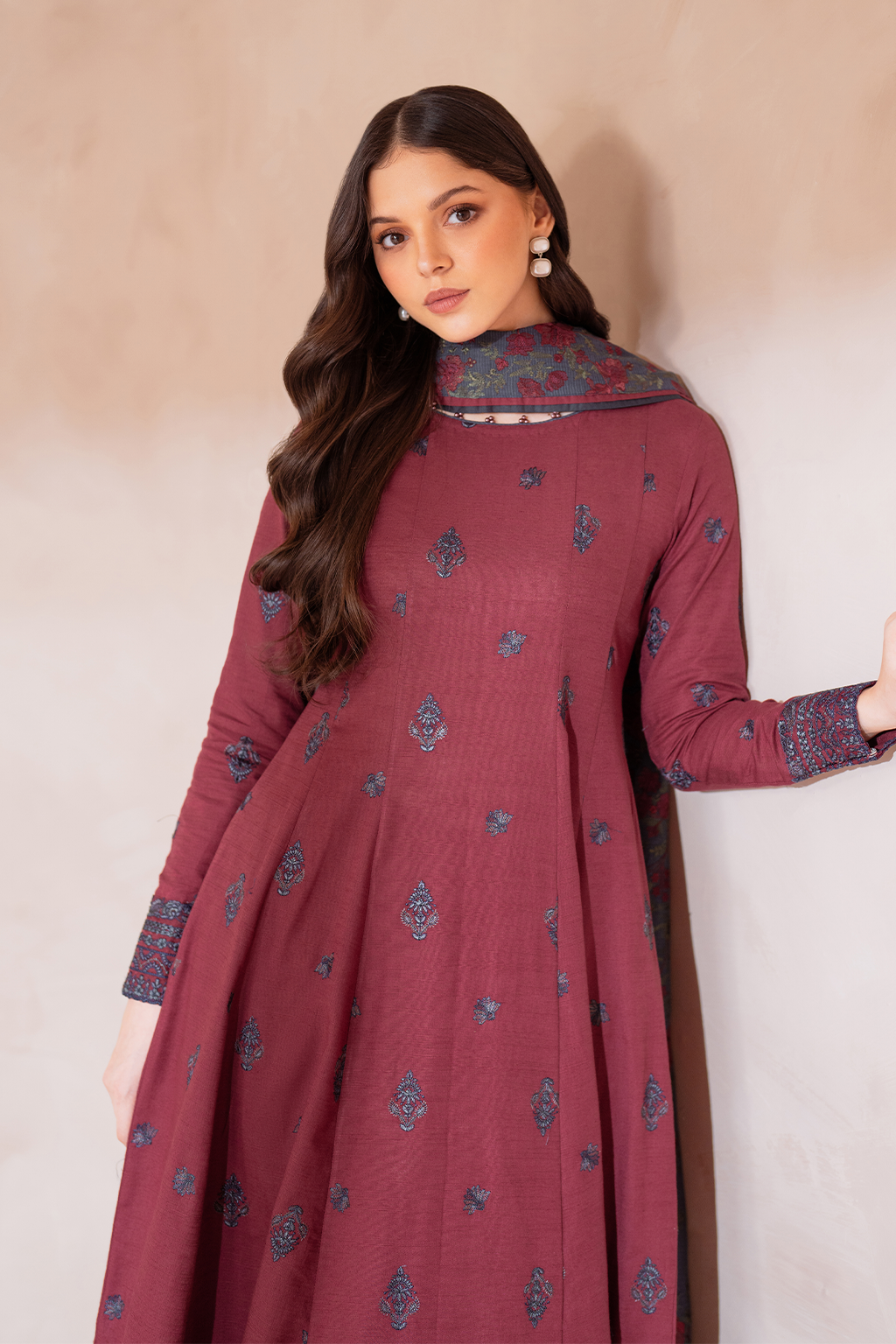UE-372 Embroidered Khaddar - Iznik