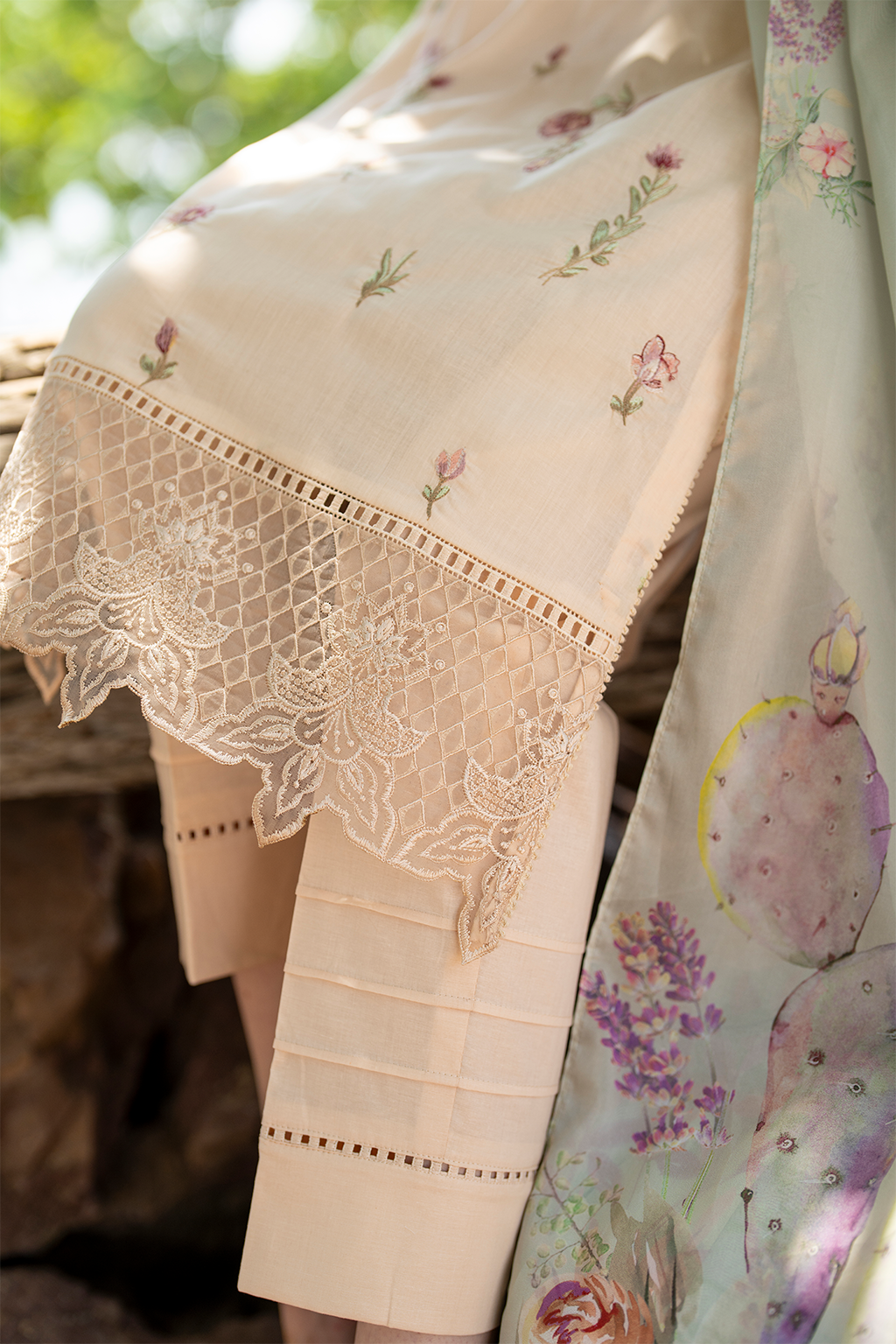 UE-518 Embroidered Lawn - Iznik