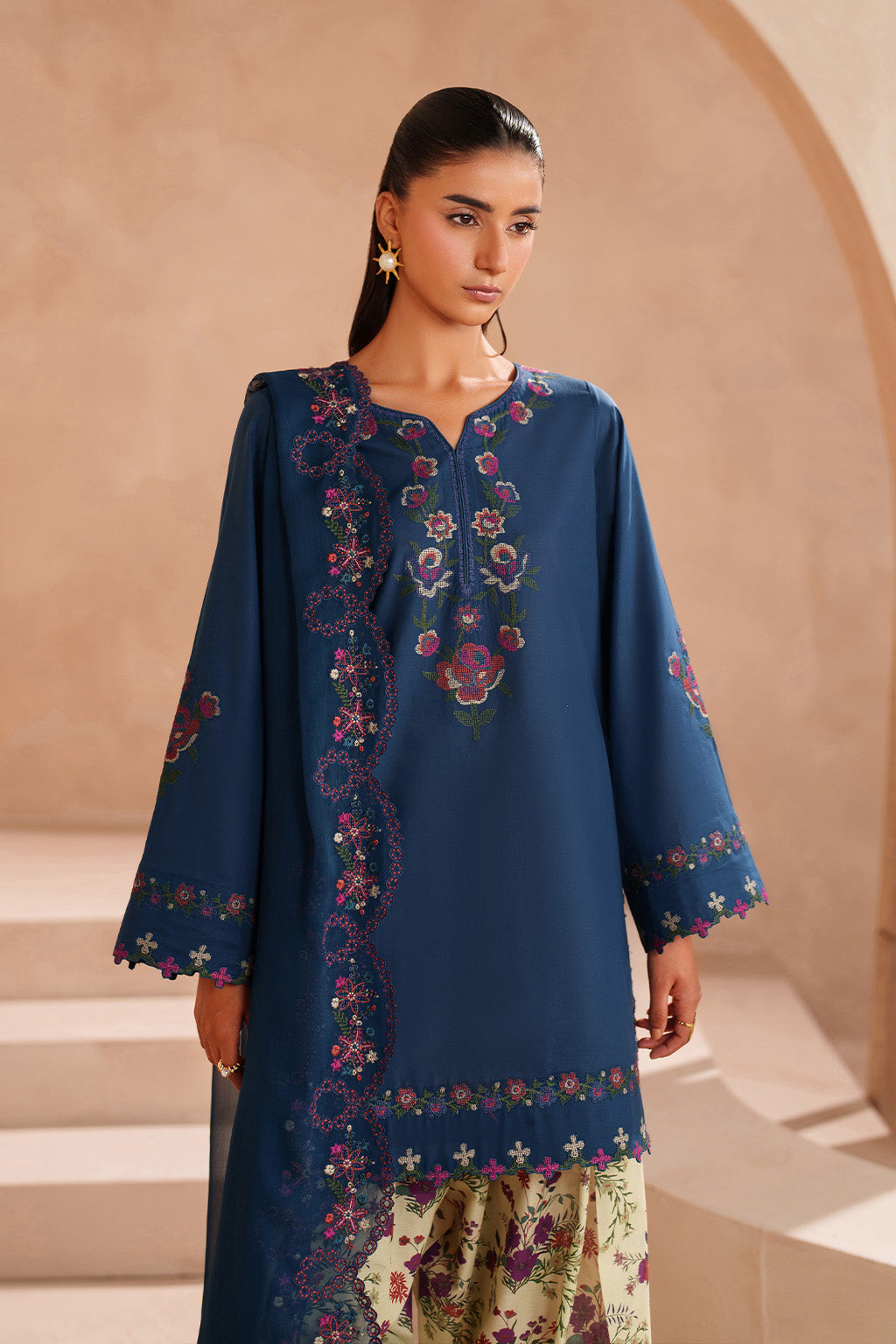 UE-607 Embroidered Lawn - Iznik