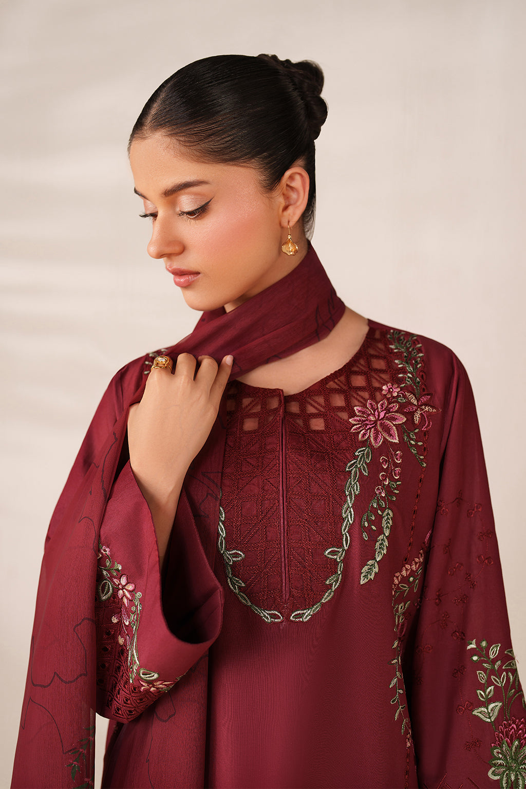 UE-610 Embroidered Lawn - Iznik Global