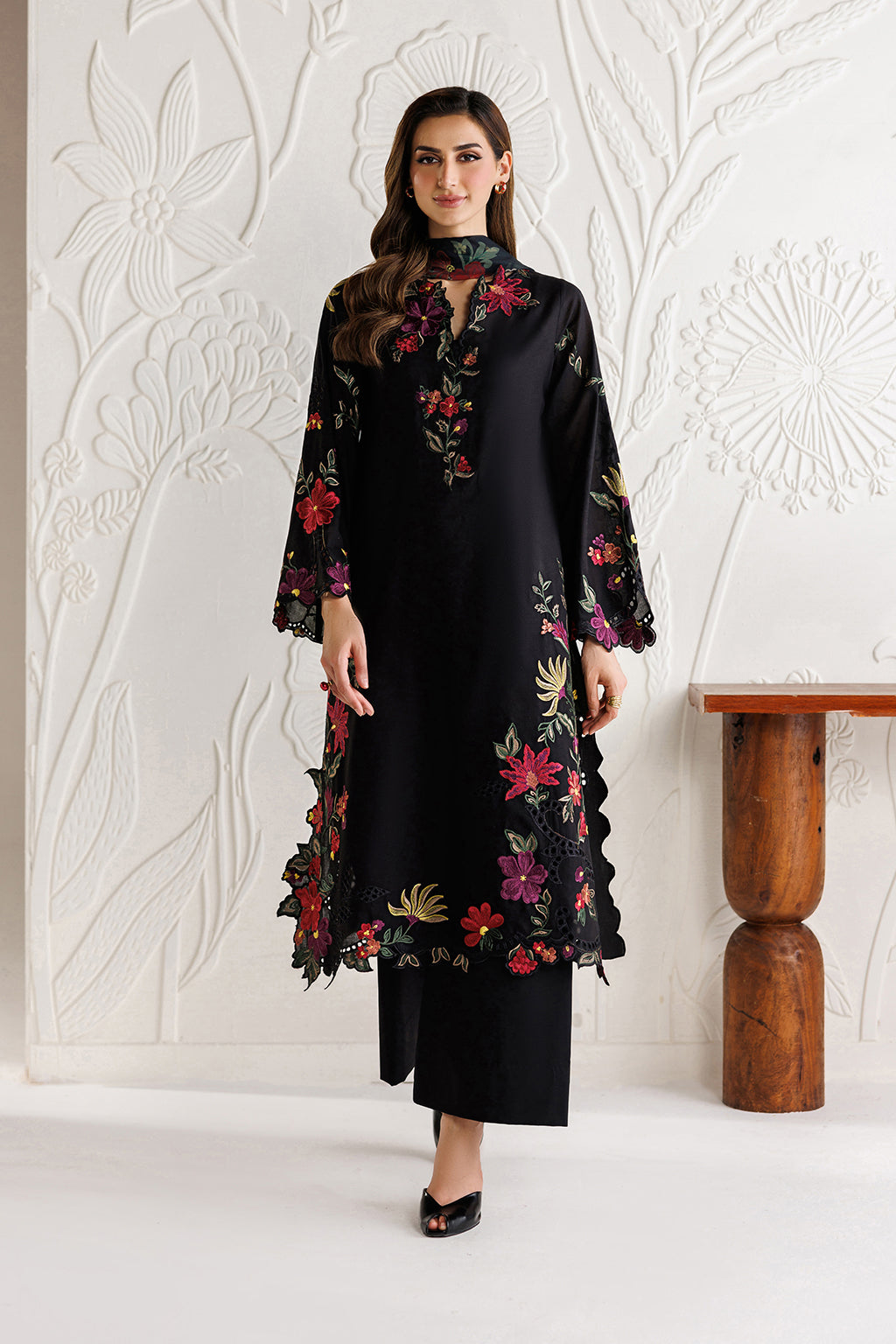 UE-681 Embroidered Lawn Secondary image