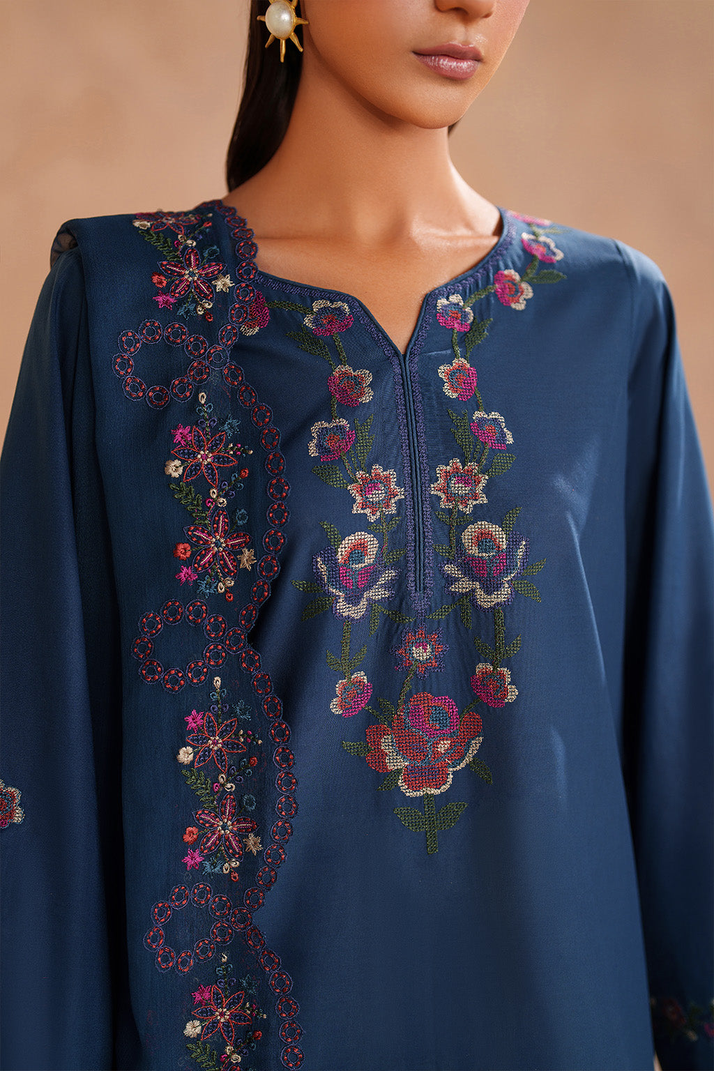 UE-607 Embroidered Lawn - Iznik