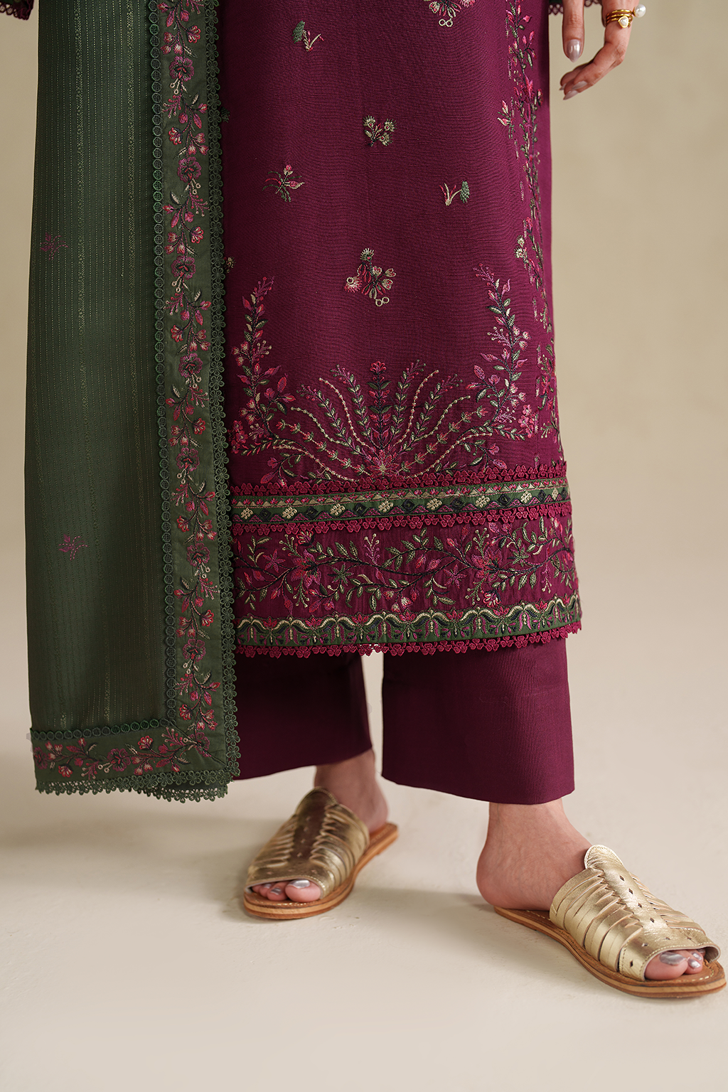 UE-579 Embroidered Khaddar - Iznik